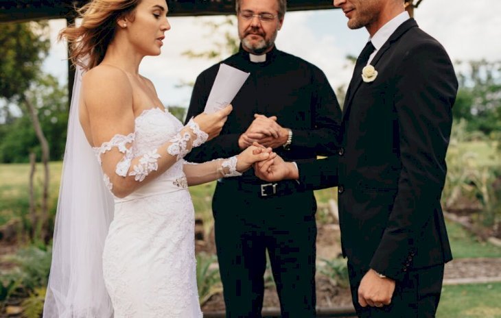 Une femme entrain de lire son voeu de mariage | photo : Shutterstock