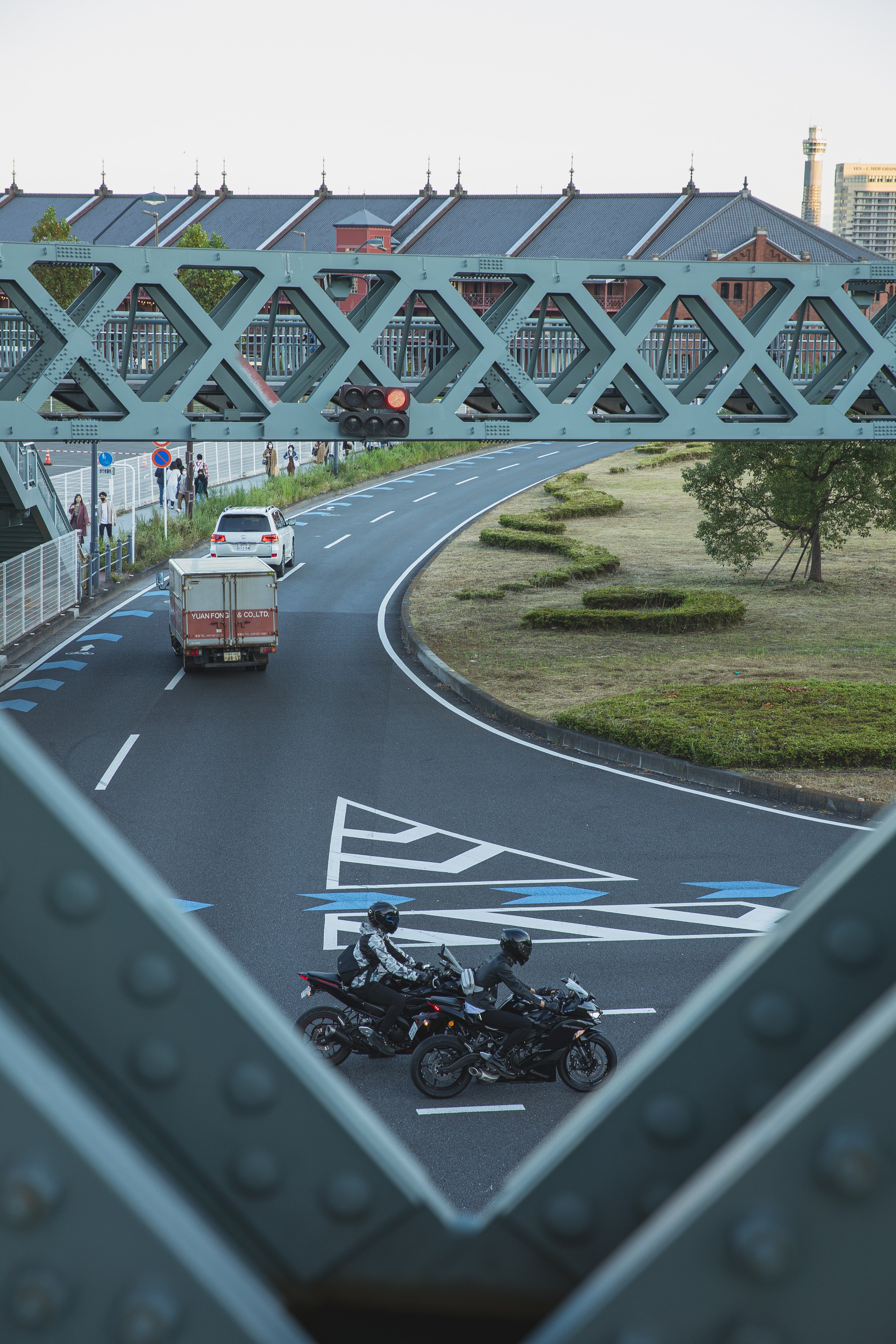 Pictured - An image of vehicles and motorcycles on an urban road under a pedestrian bridge | Source: Pexels 