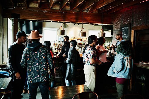 Photo of friends hanging out in bar | Photo: Getty Images