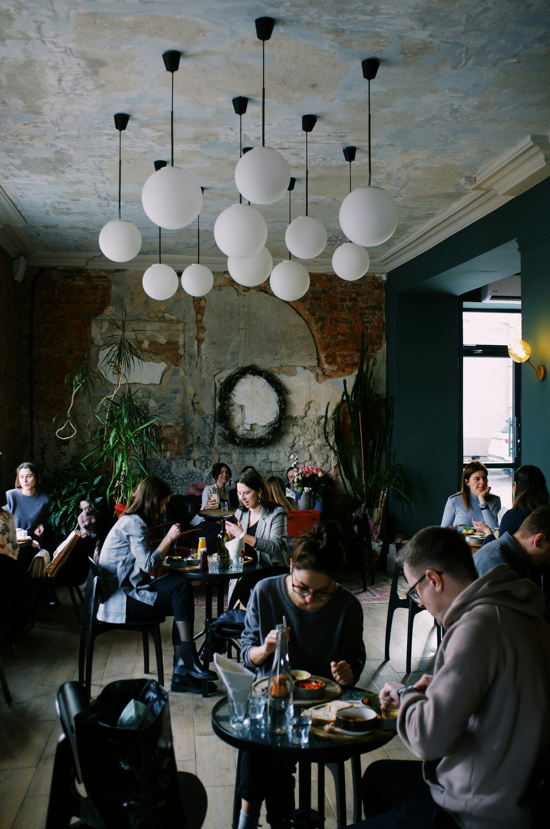 A bustling café | Source: Unsplash