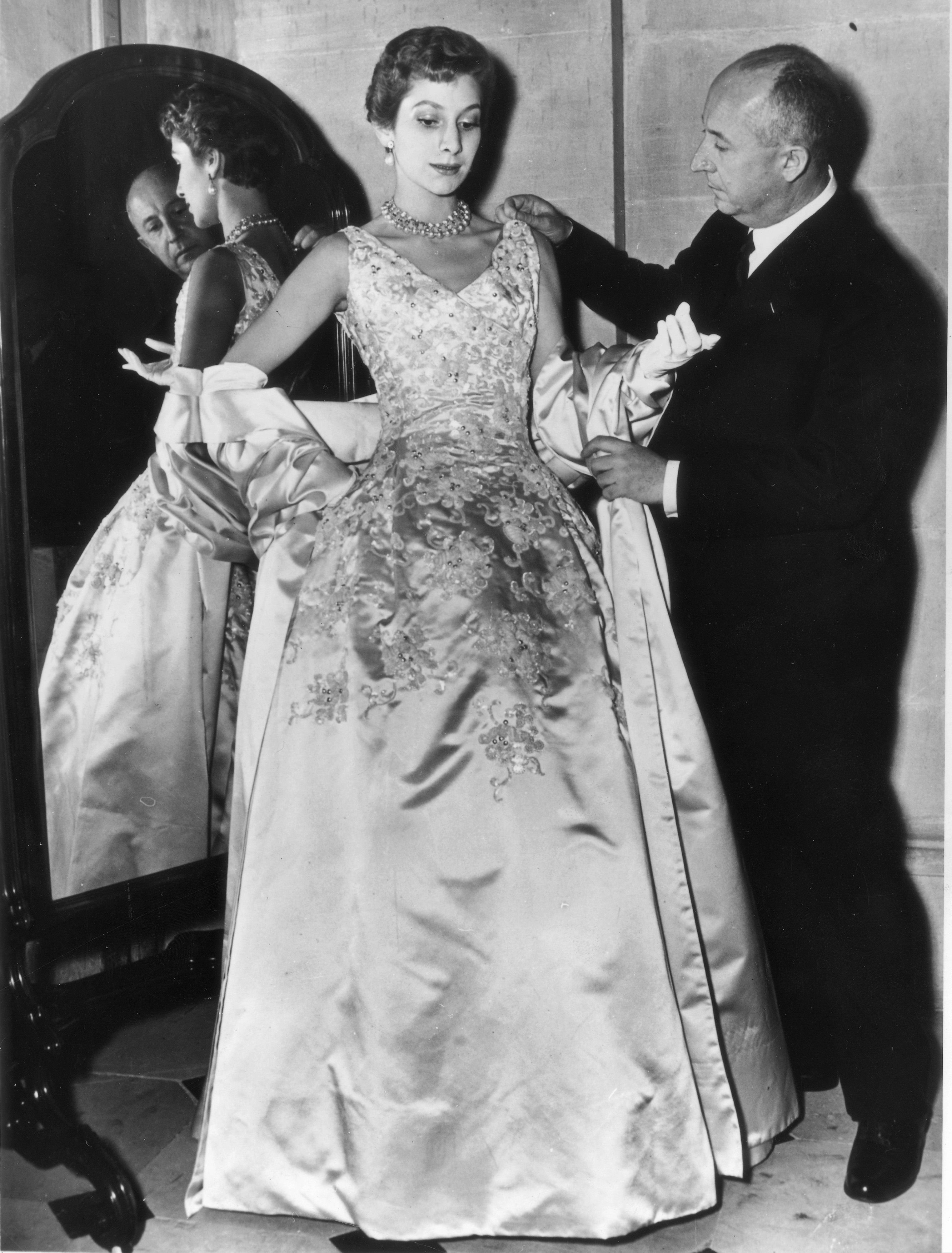 Christian Dior retouchant l'une de ses robes en 1940. l Source : Getty Images