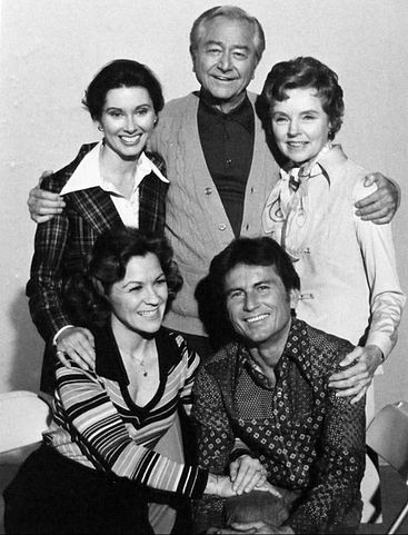 Father Knows Best Reunion in 1977. Standing, from left: Elinor Donahue, Robert Young, Jane Wyatt. Seated, Lauren Chapin and Billy Gray. | Source: Wikimedia Commons.