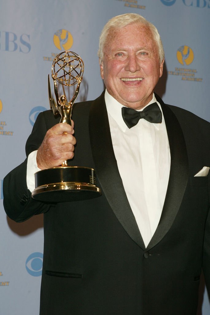 Merv Griffin poses with the award for lifetime achievement in the press room at the 32nd Annual Daytime Emmy Awards at Radio City Music Hall May 20, 2005. | Photo: Getty Images