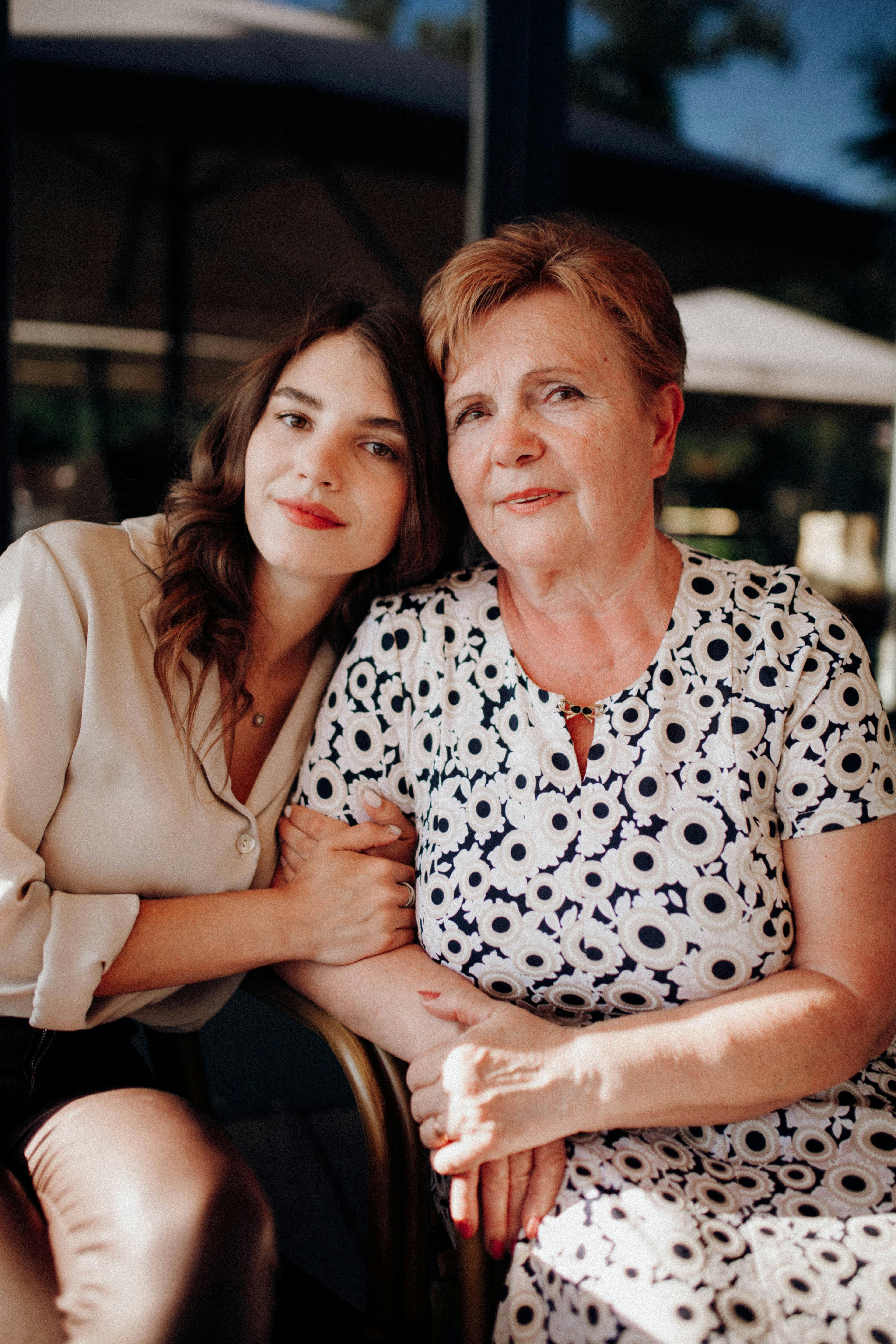 Girl sitting by her mother | Source: Pexels