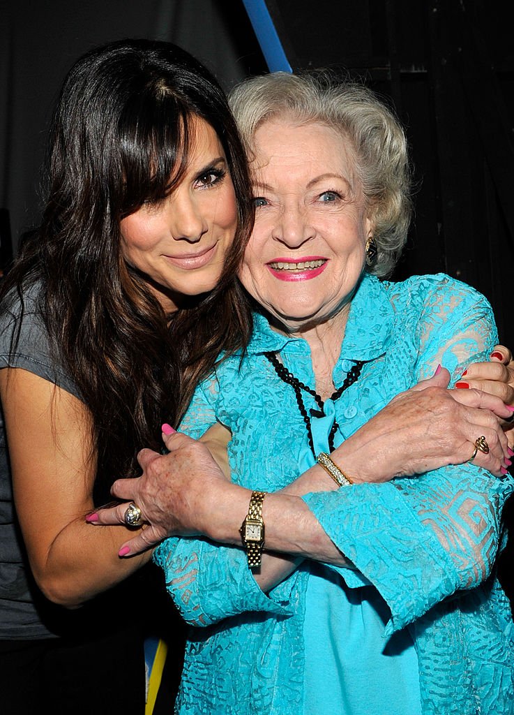  Sandra Bullock and Betty White attend the 2010 Teen Choice Awards at Gibson Amphitheatre on August 8, 2010 | Photo: Getty Images