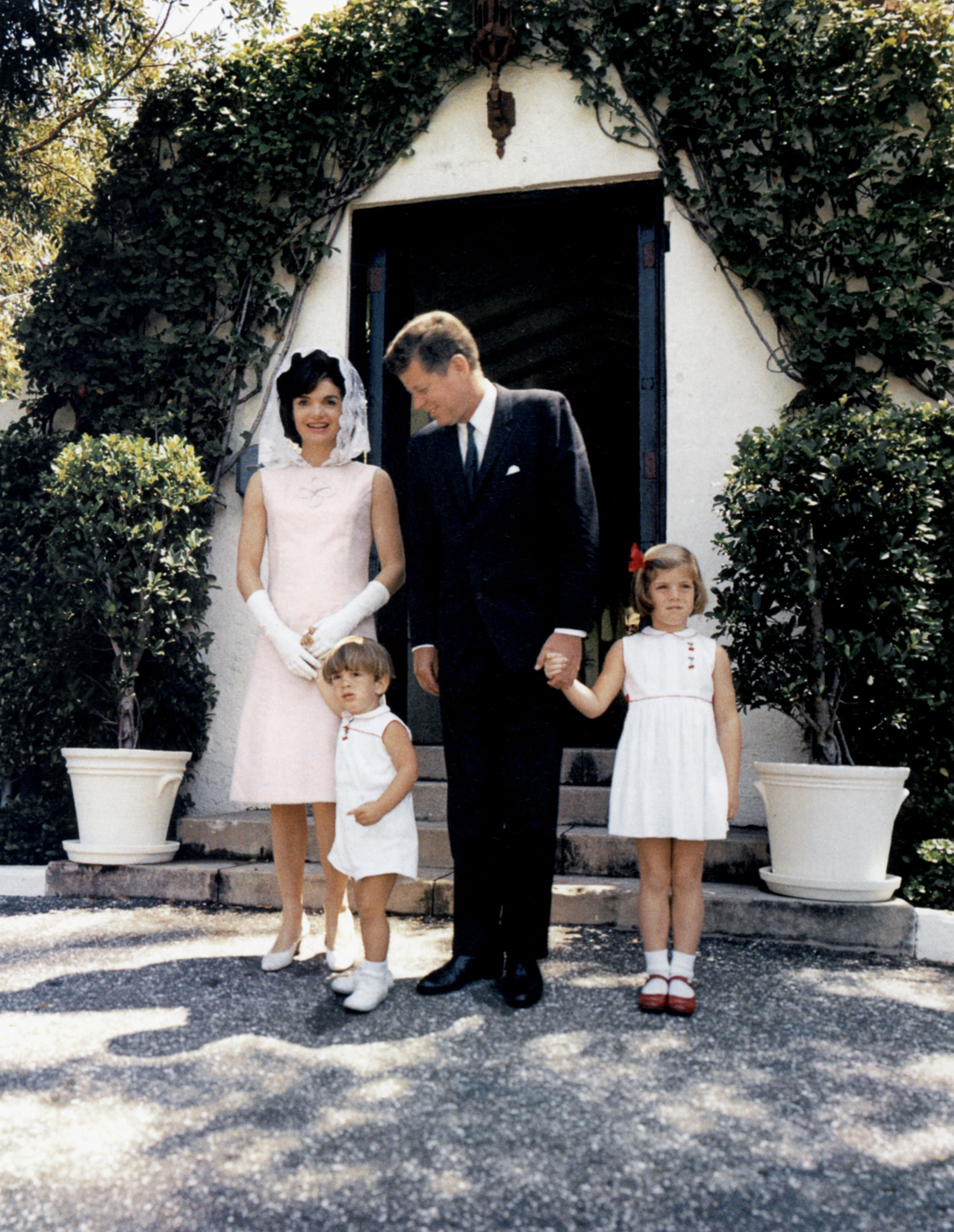 Jacqueline Kennedy with President John F. Kennedy and their two children John Jr and Caroline at Palm Beach, Florida on April 14, 1963 | Photo: Getty Images