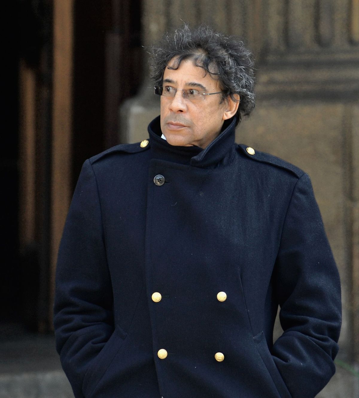 Laurent Voulzy quitte l'église Saint-Germain-des-Prés après une messe de funérailles pour le chanteur et compositeur français Alain Bashung le 20 mars 2009 à Paris, France. | Photo : Getty Images