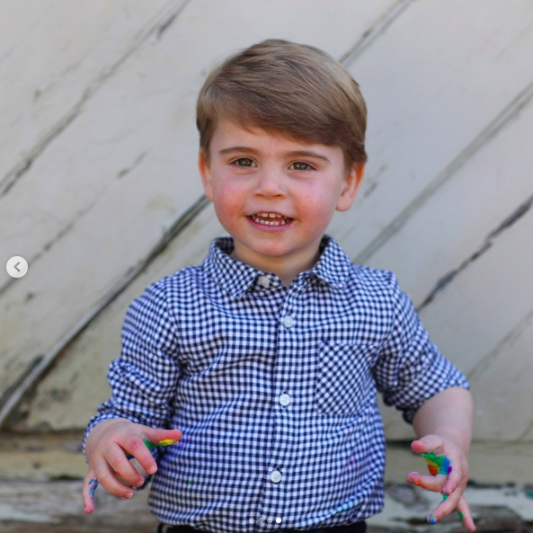 Prince Louis posing with paint on his face and hands, posted on April 22, 2020 | Source: Instagram/princeandprincessofwales