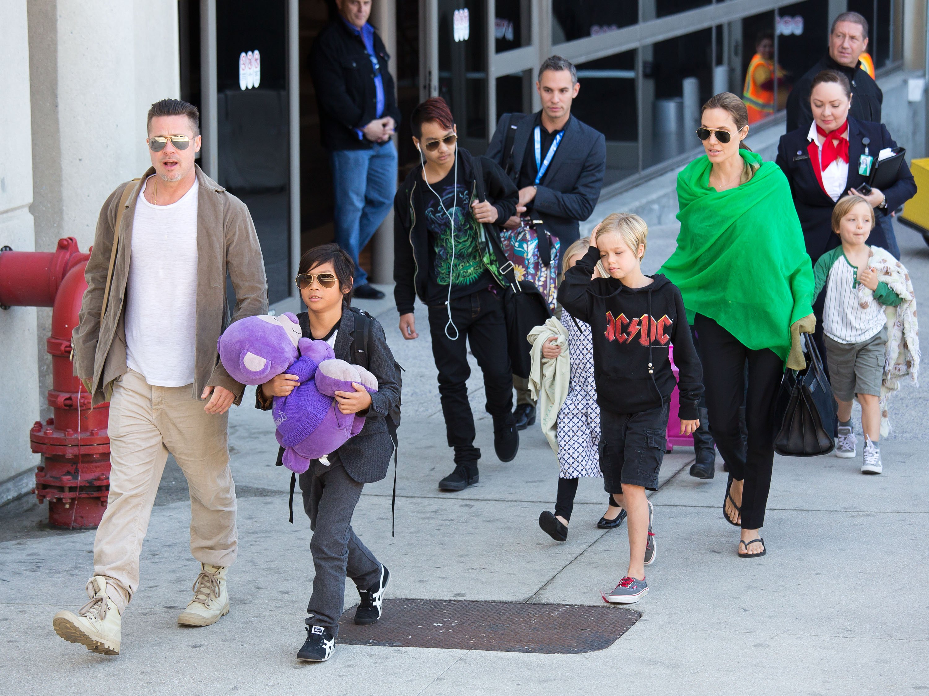 Brad Pitt and Angelina Jolie are seen after landing at Los Angeles International Airport with their children, Pax Jolie-Pitt, Maddox Jolie-Pitt, Shiloh Jolie-Pitt, Vivienne Jolie-Pitt and Knox Jolie-Pitt on February 05, 2014 in Los Angeles, California | Source: Getty Images 