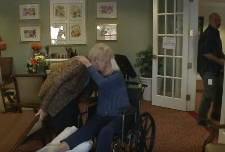 Las ancianas se dan un abrazo. Fuente: YouTube / 9NEWS Las ancianas se dan un abrazo. Fuente: YouTube / 9NEWS