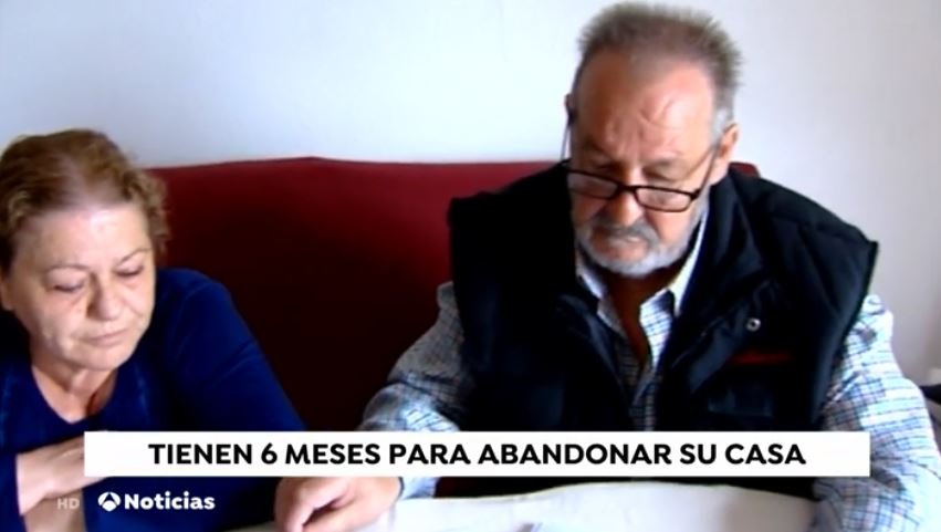 Pareja de ancianos sentados. Fuente: Antena 3 Caputa