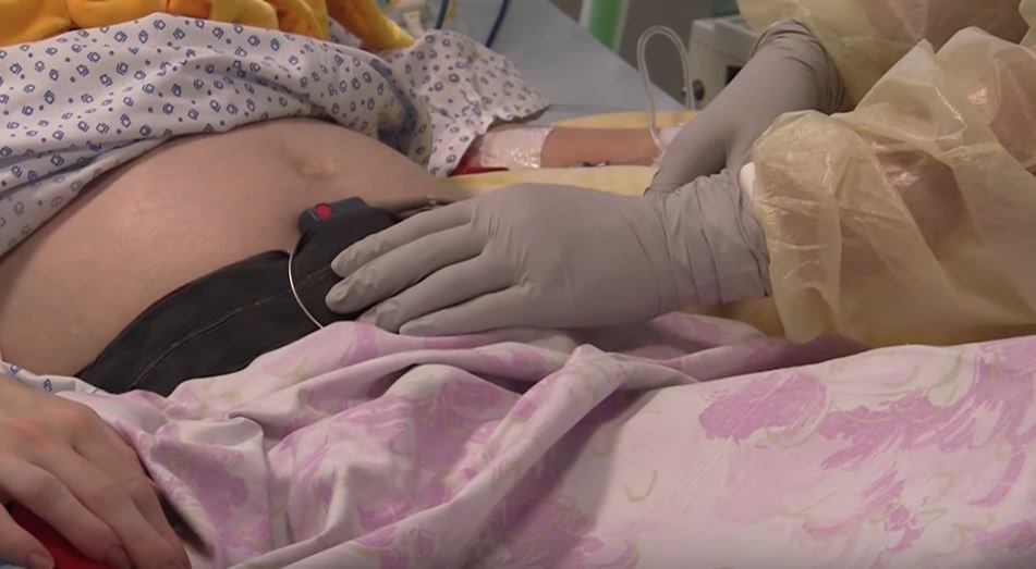 Enfermeras masajeando la barriga de la mamá de Eliska. | Foto: YouTube/Fakultní nemocnice Brno Enfermeras masajeando la barriga de la mamá de Eliska. | Foto: YouTube/Fakultní nemocnice Brno
