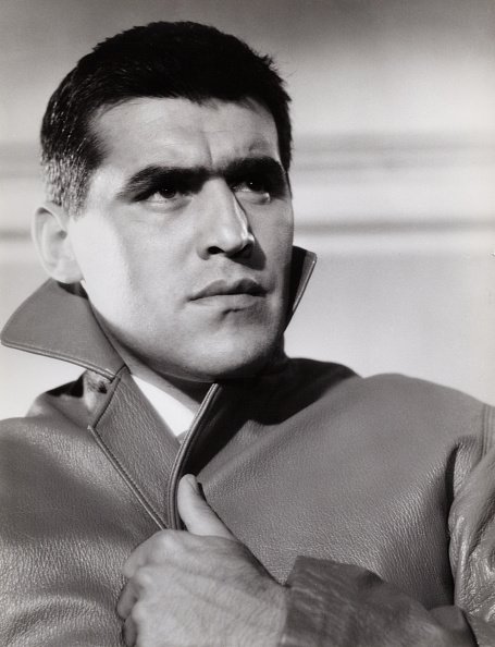 Mario Adorf während eines Drehs, Deutschland 1958 | Quelle: Getty Images