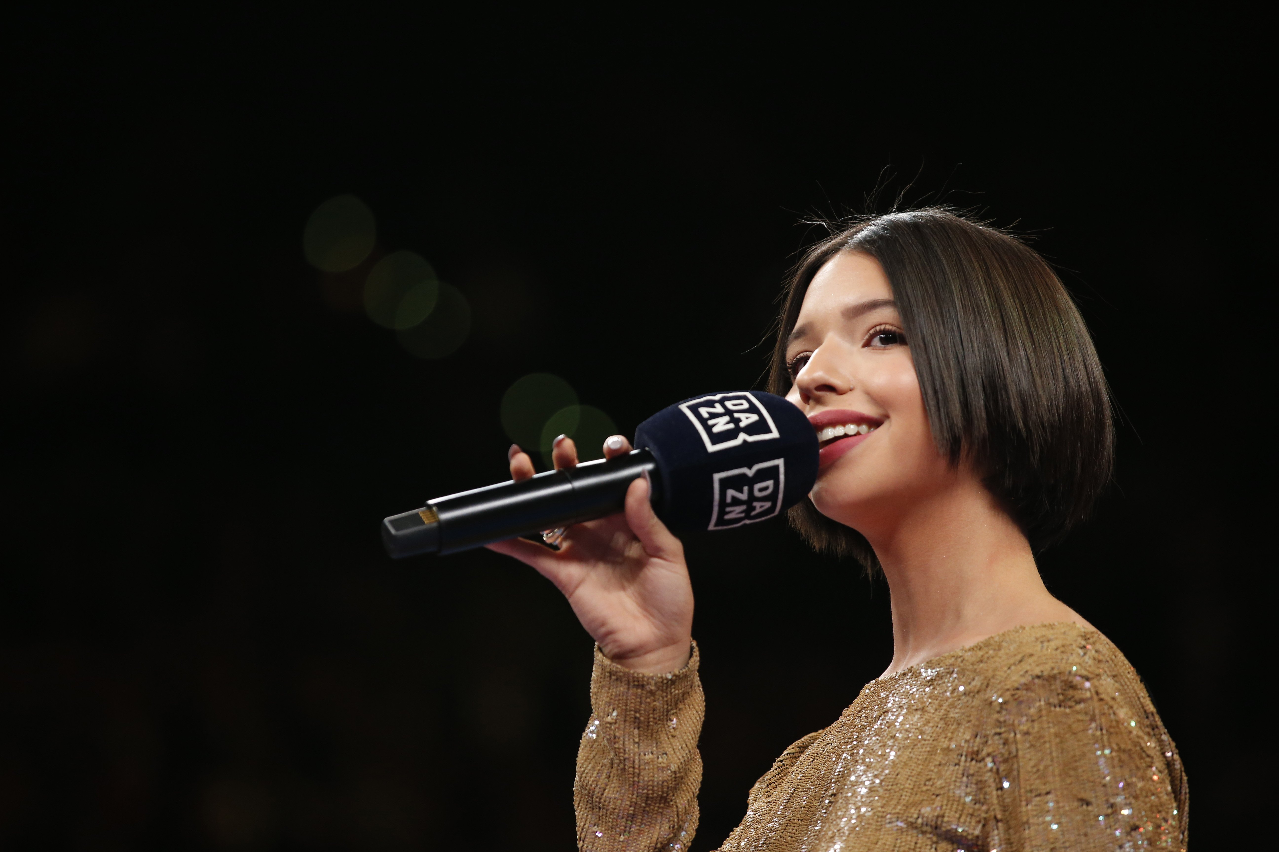 Ángela Aguilar cantando el himno antes de la pelea de Canelo Álvarez. | Fuente: Getty Images