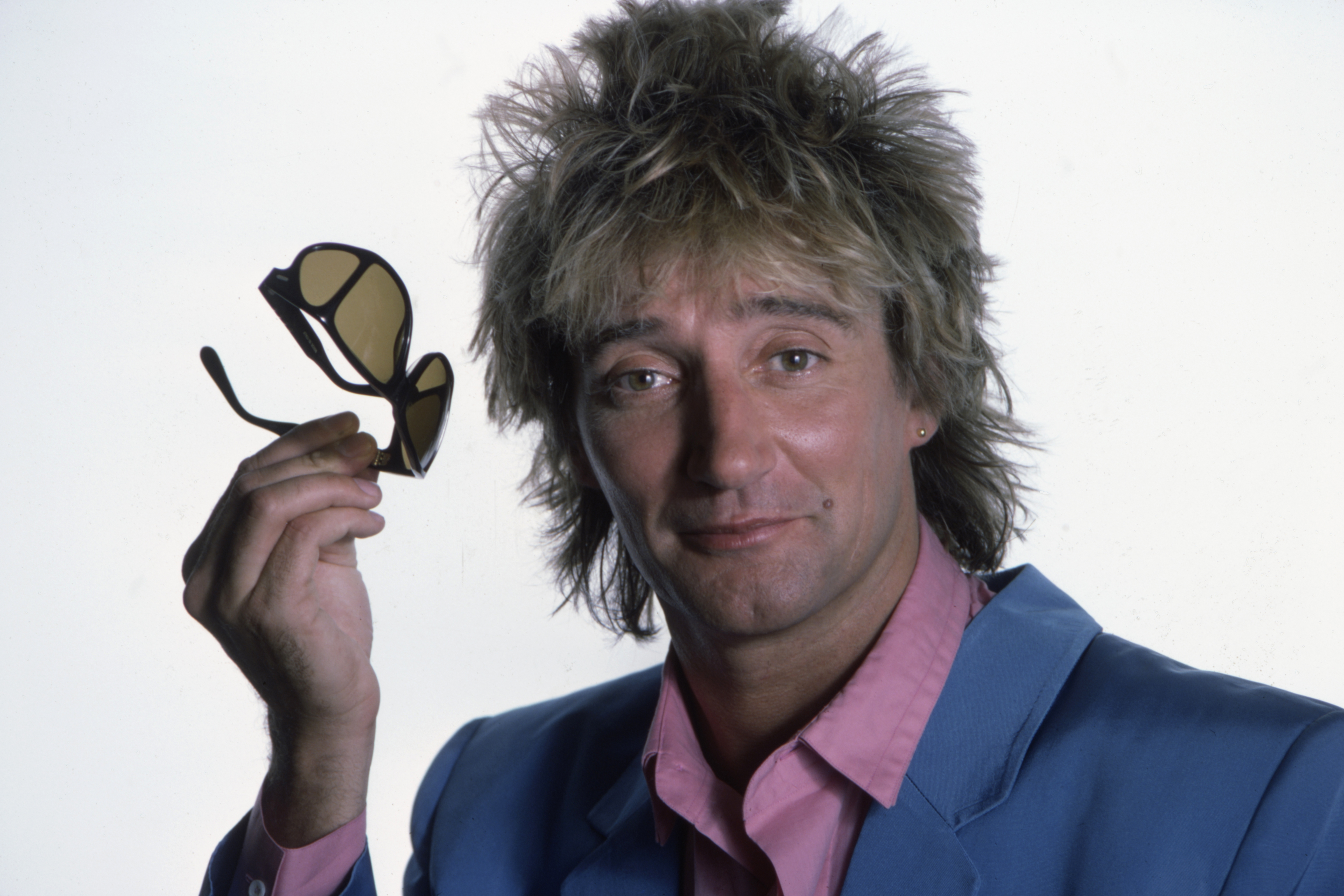 Rod Stewart poses in 1984 | Source: Getty Images