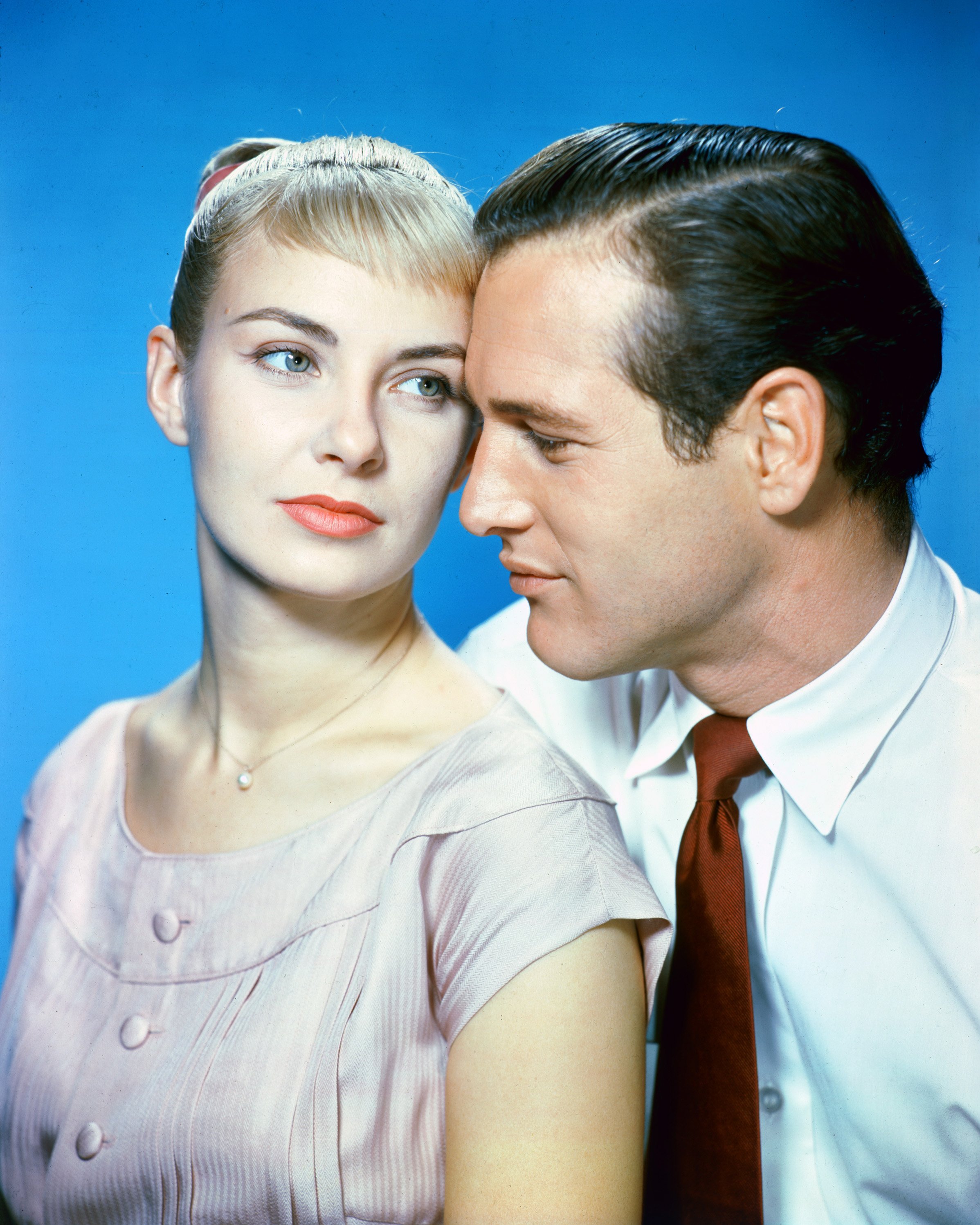 Joanne Woodward, US-amerikanische Schauspielerin, und Paul Newman (1925-2008), US-amerikanischer Schauspieler, in einem Studioporträt "The Long Hot Summer", 1958. | Quelle: Getty Images