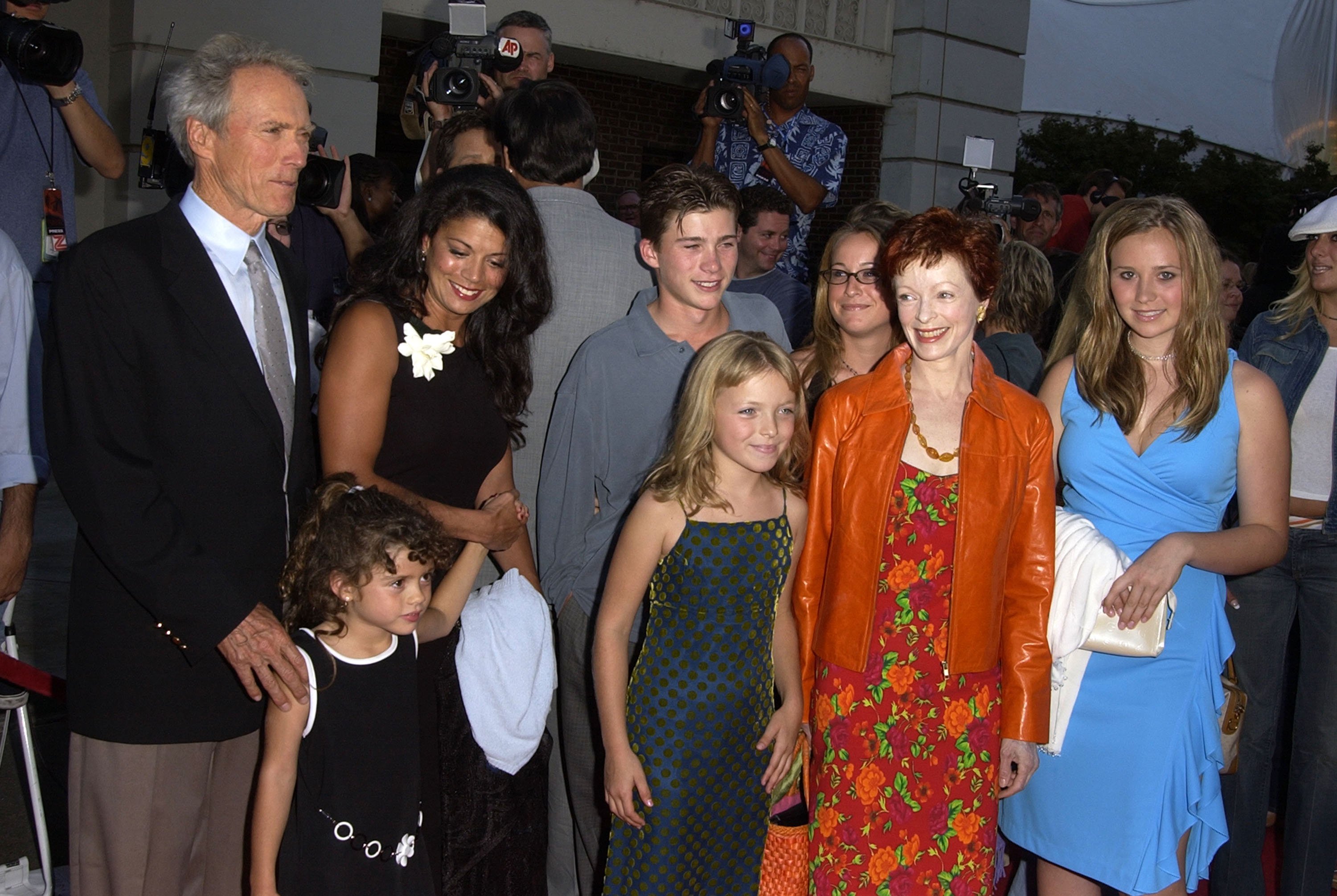 Clint Eastwood con Dina Eastwood, Frances Fisher y sus hijos Scott, Kathryn, Francesca y Morgan durante el estreno de "Blood Work", el 6 de agosto de 2002. | Foto: Getty Images