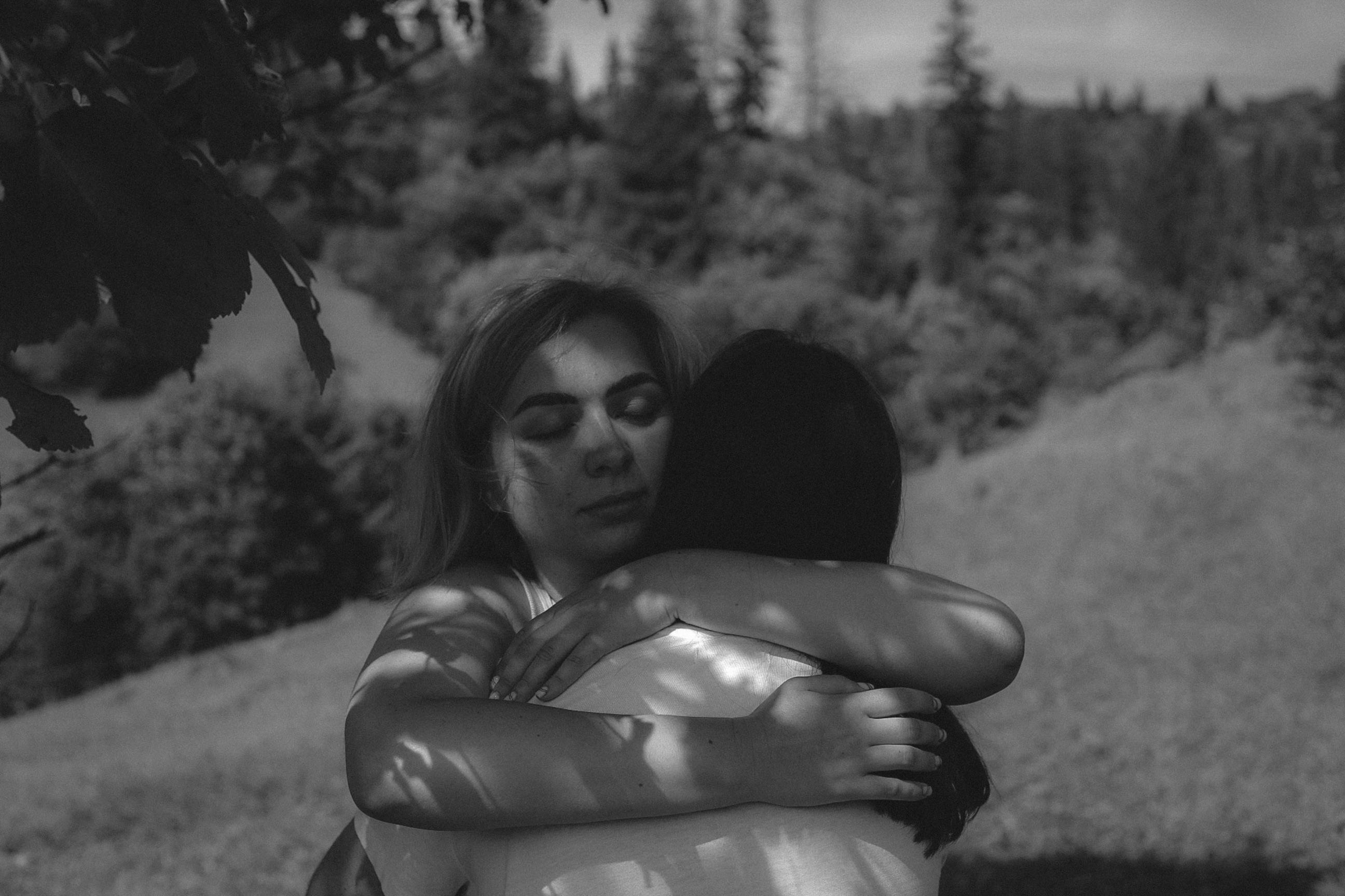 Black and white photo of sisters hugging | Source: Pexels