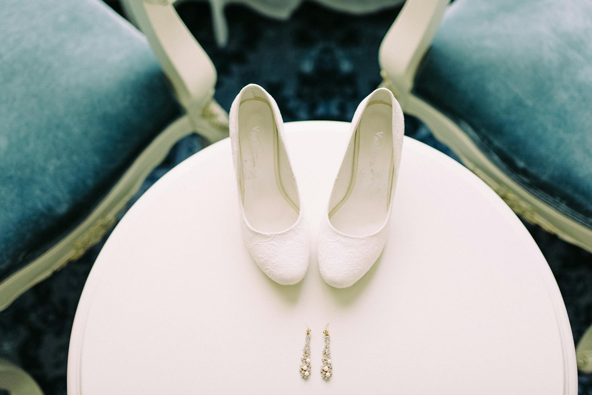 A pair of bridal shoes and earrings | Source: Pexels