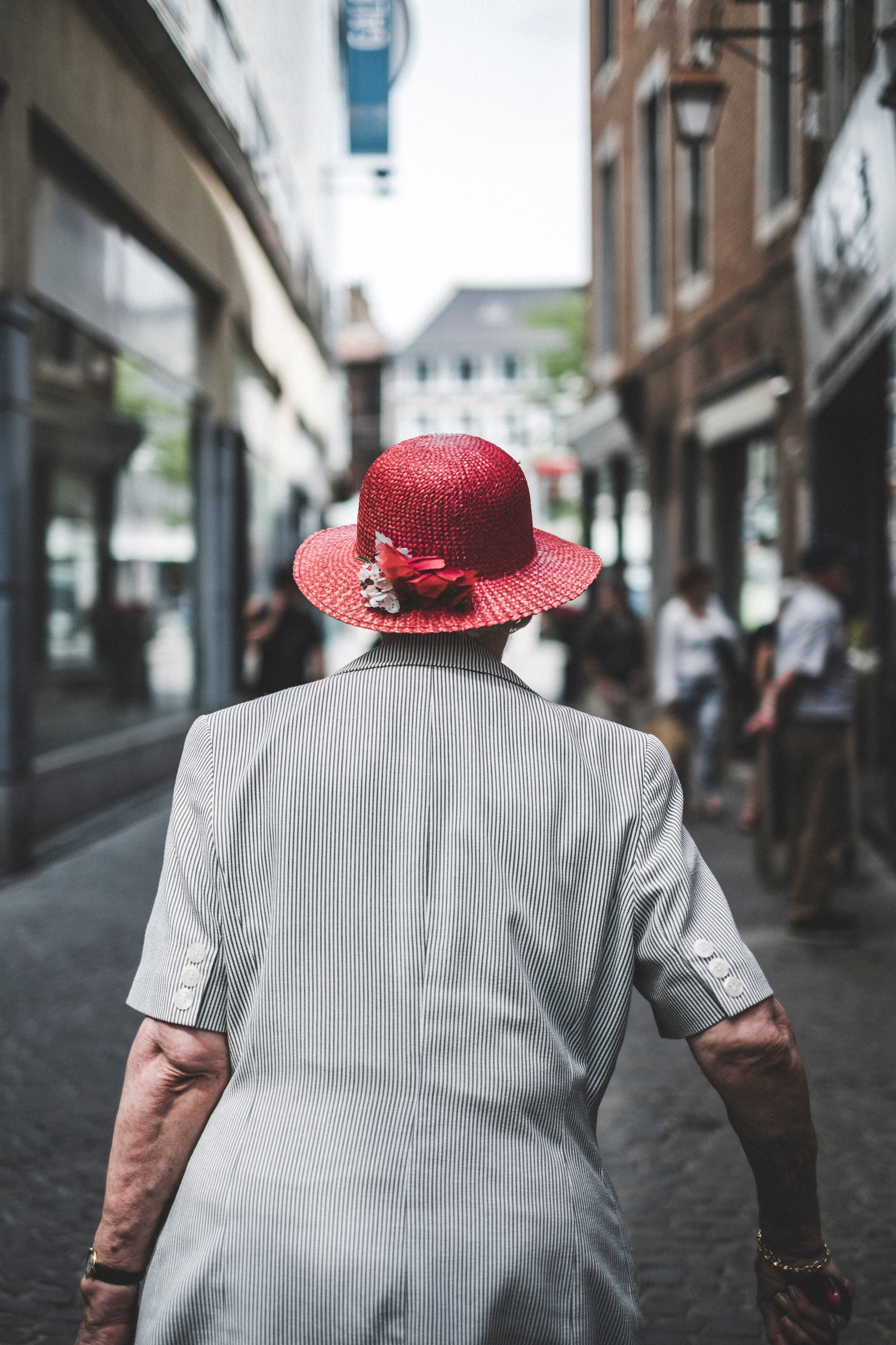 Une Grand-mère portant un chapeau de soleil rouge | Source : Unsplash
