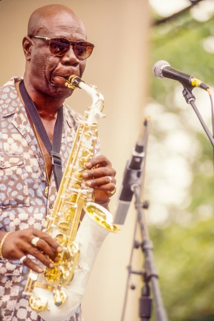 Manu Dibango playing the saxophone at New York's Central Park in July 1994. | Photo: Getty Images