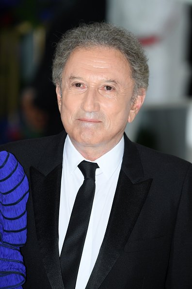 Michel Drucker assiste au 71e Bal de la Croix-Rouge de Monaco le 26 juillet 2019 à Monaco, Monaco | Photo : Getty Images