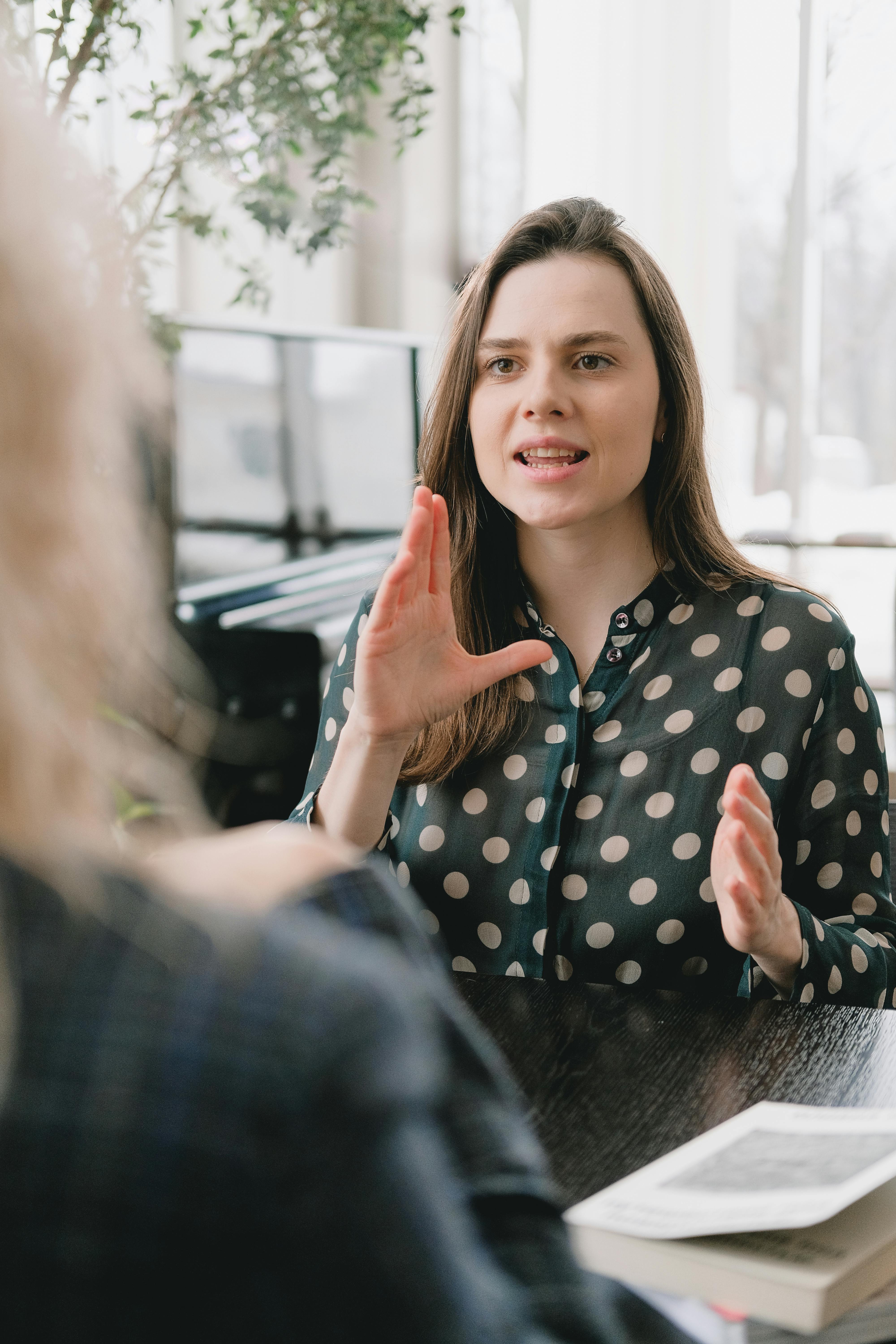 Two women having a serious conversation | Source: Pexels