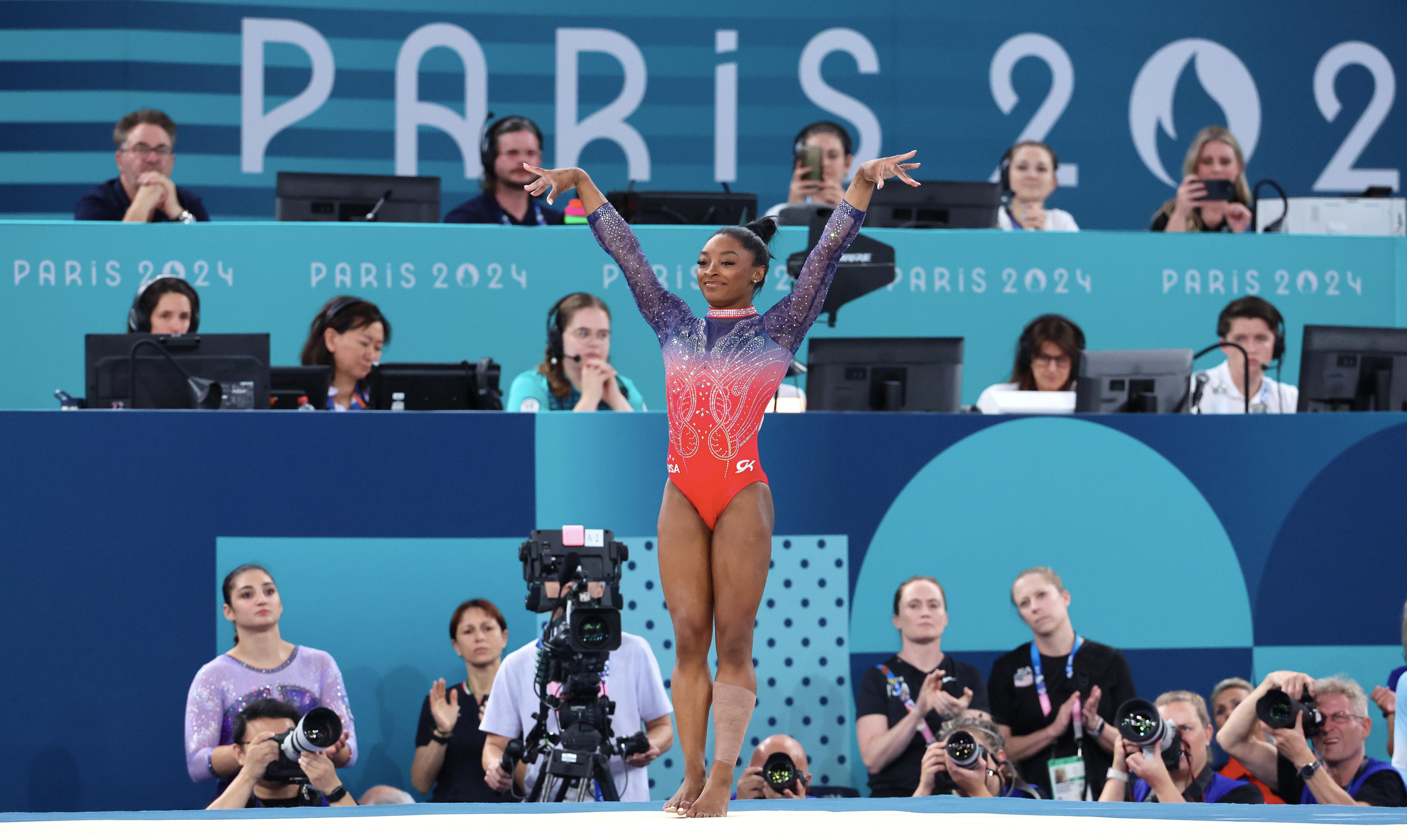 Simone Biles during the women's floor exercise final at the Paris Olympics in Paris, France on August 5, 2024 | Source: Getty Images