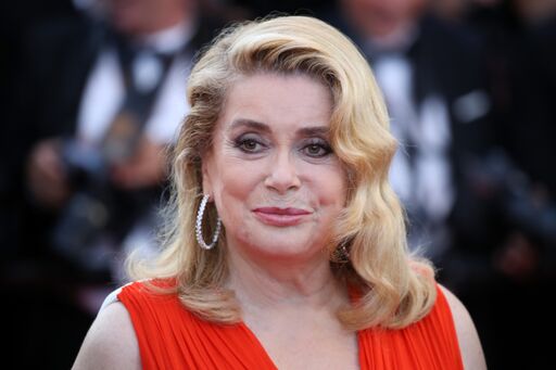 Catherine Deneuve avec un léger sourie. | Photo : Getty Images Catherine Deneuve avec un léger sourie. | Photo : Getty Images