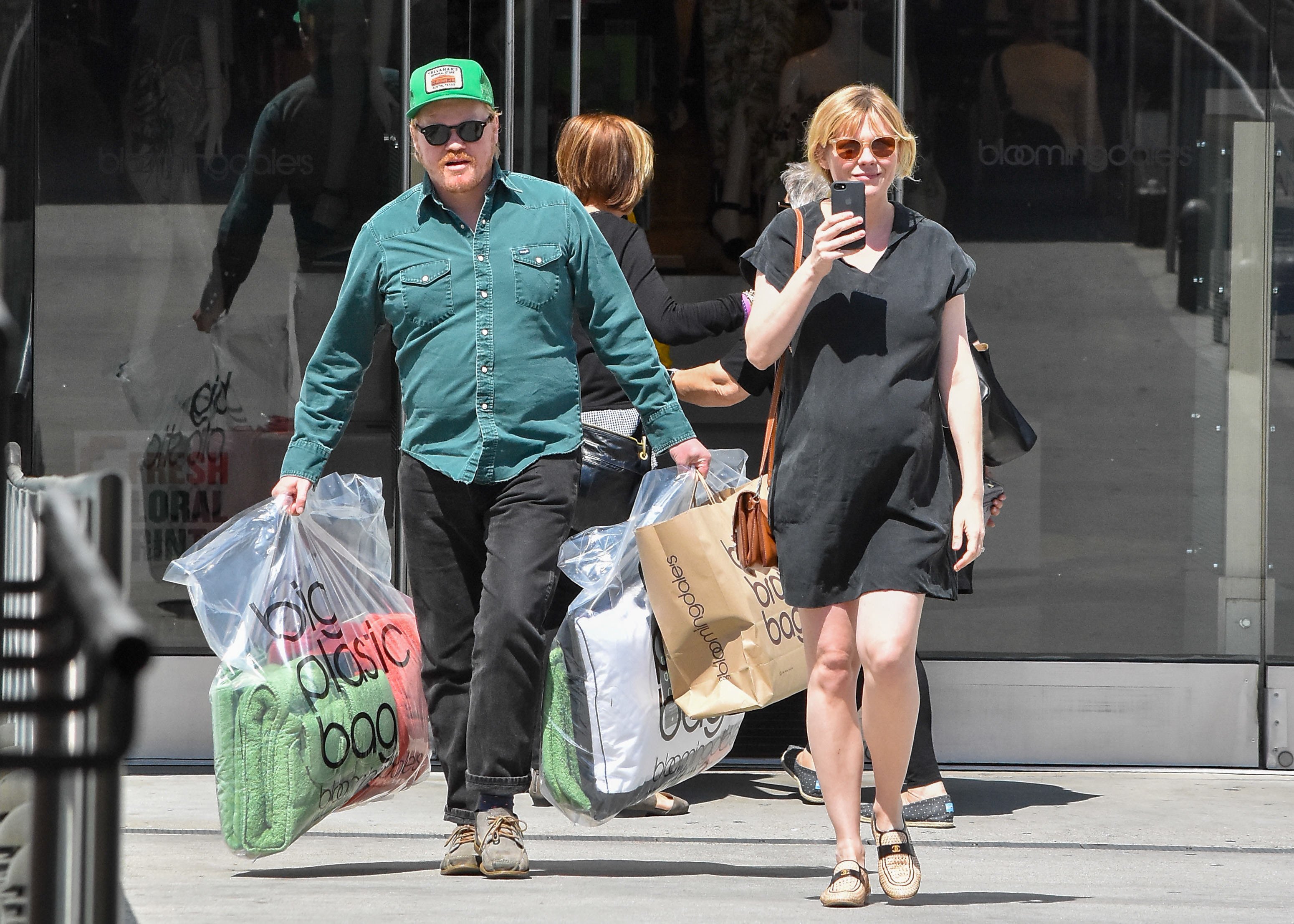 Kirsten Dunst showing off her baby bump after shopping with Jesse Plemons on April 4, 2018 | Source: Getty Images