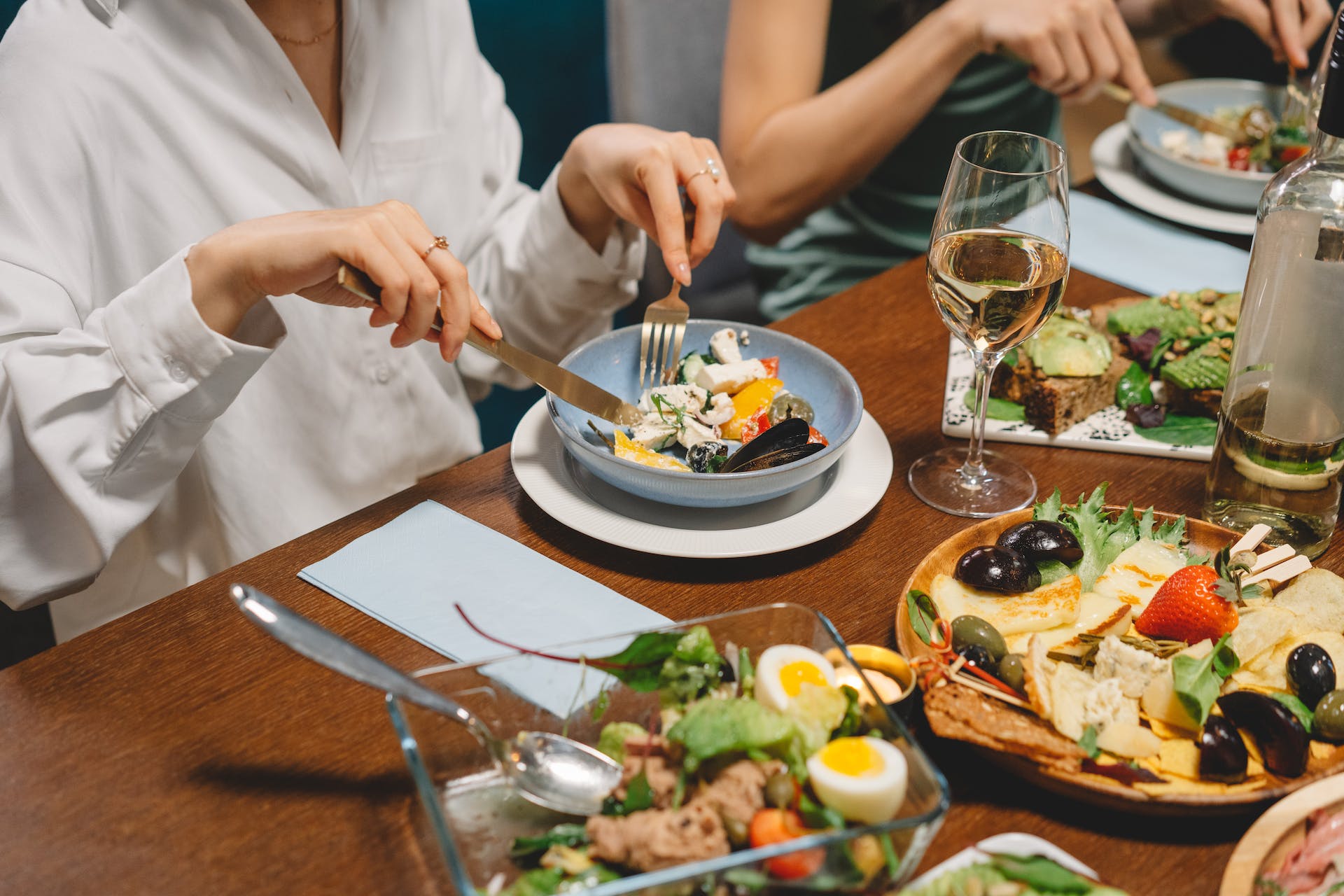 People eating around a table | Source: Pexels