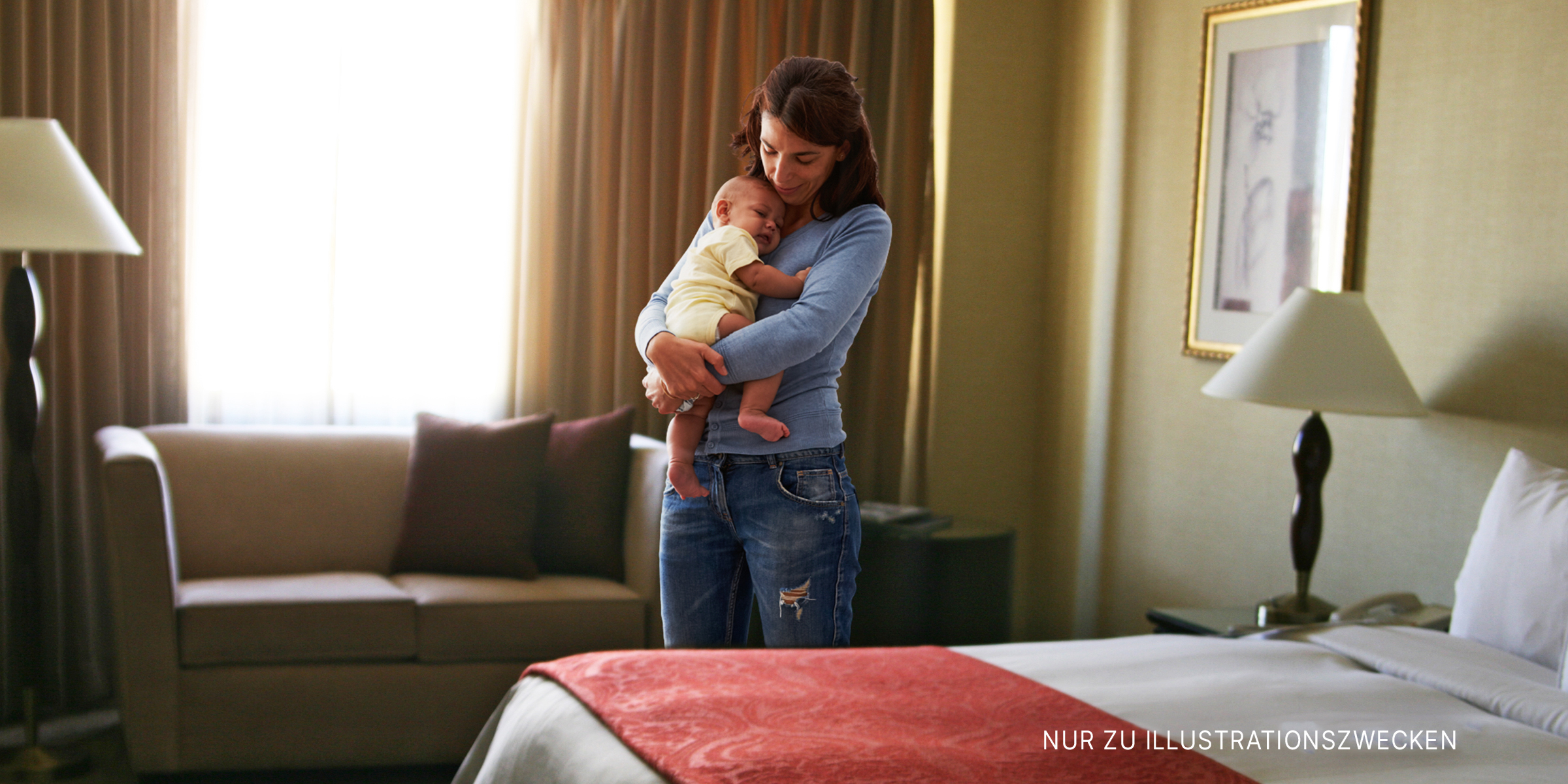 Frau wiegt ein Baby | Quelle: Flickr / quinn.anya (CC BY-SA 2.0) Shutterstock