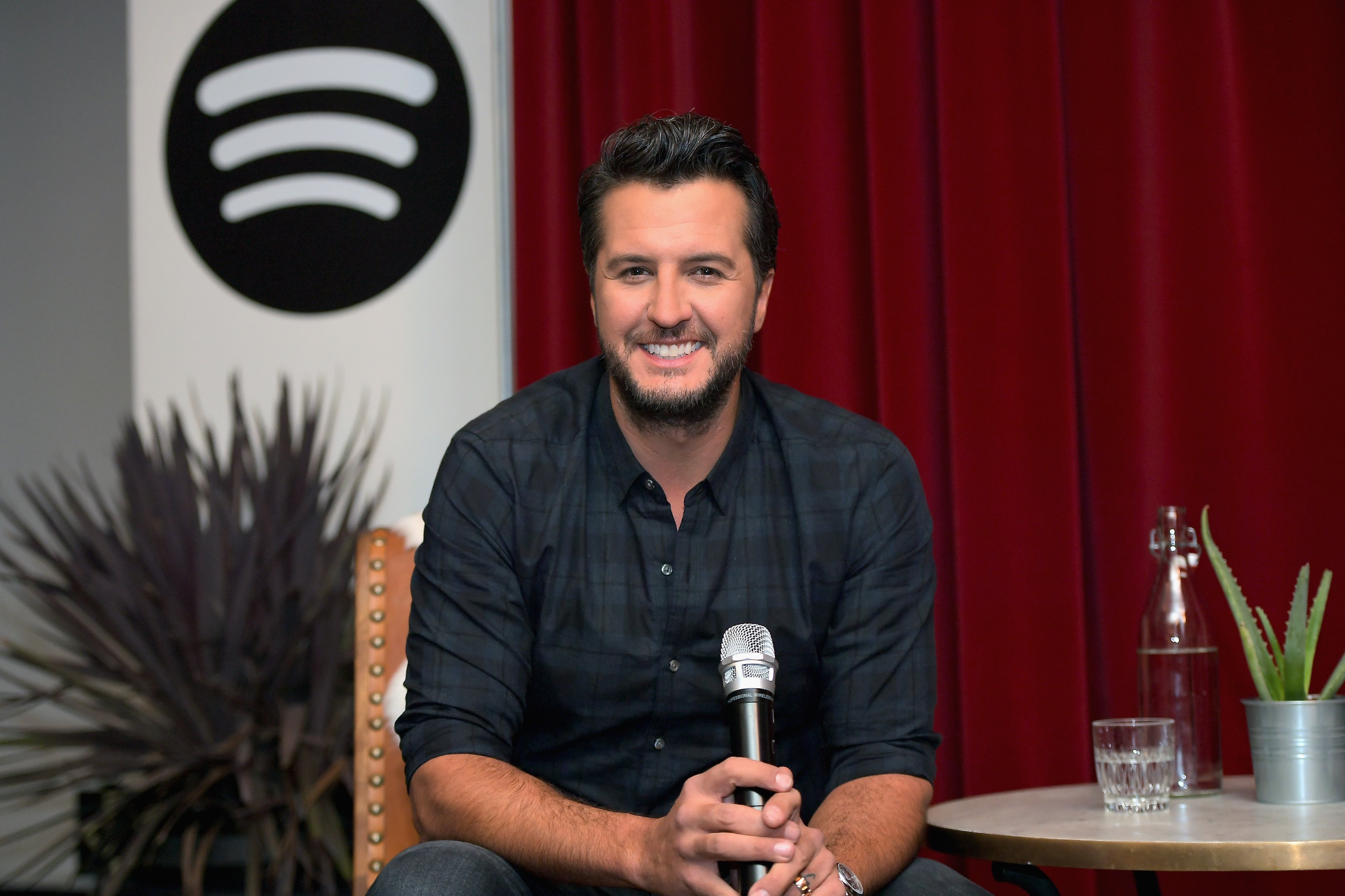 Luke Bryan during a 2017 fan meet and greet event in Los Angeles. | Photo: Getty Images