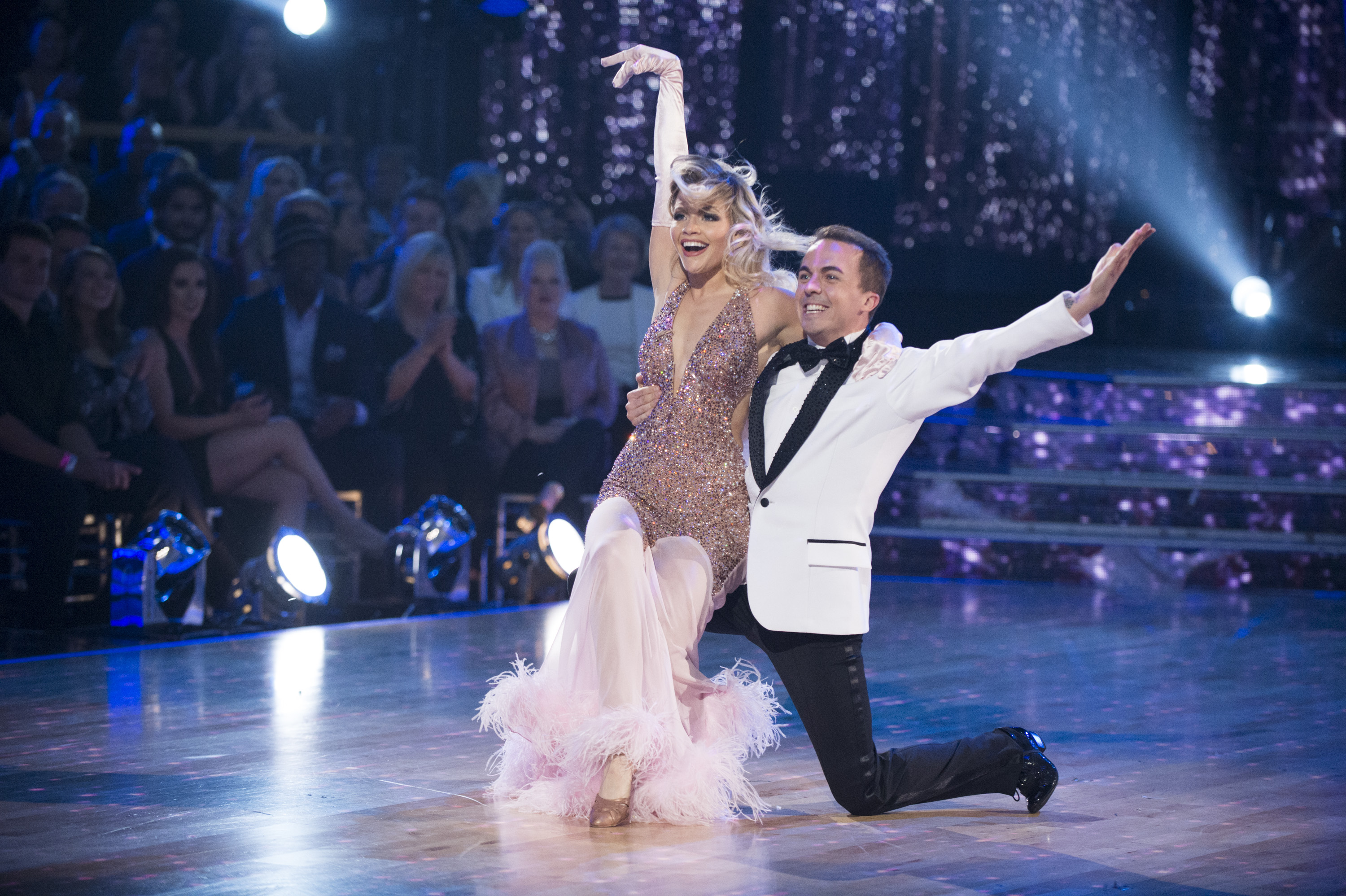 Frankie Muniz and Witney Carson performing on "Dancing with the Stars" season 25 on November 20, 2017. | Source: Getty Images