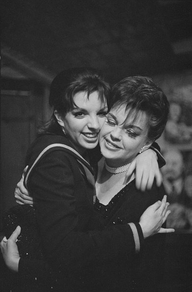 Liza Minnelli and Judy Garland at the Alvin Theatre, New York, US, May 11, 1965 | Photo: Getty Images