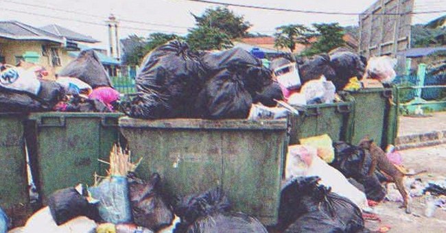 Contenedores de basura repletos de bolsas con desperdicios. | Foto: Shutterstock
