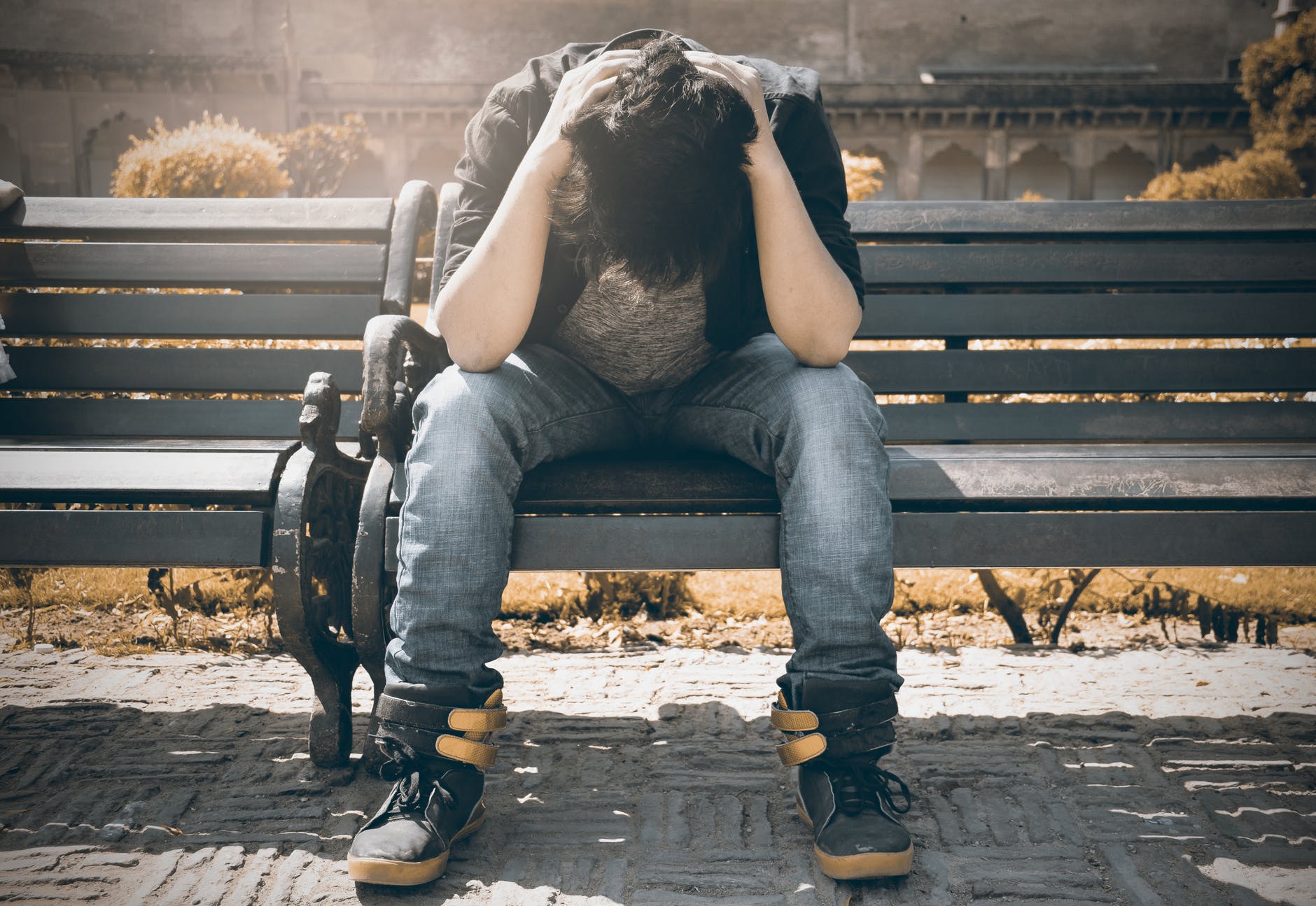 Un homme assis sur un banc | Photo : Pexels Un homme assis sur un banc | Photo : Pexels