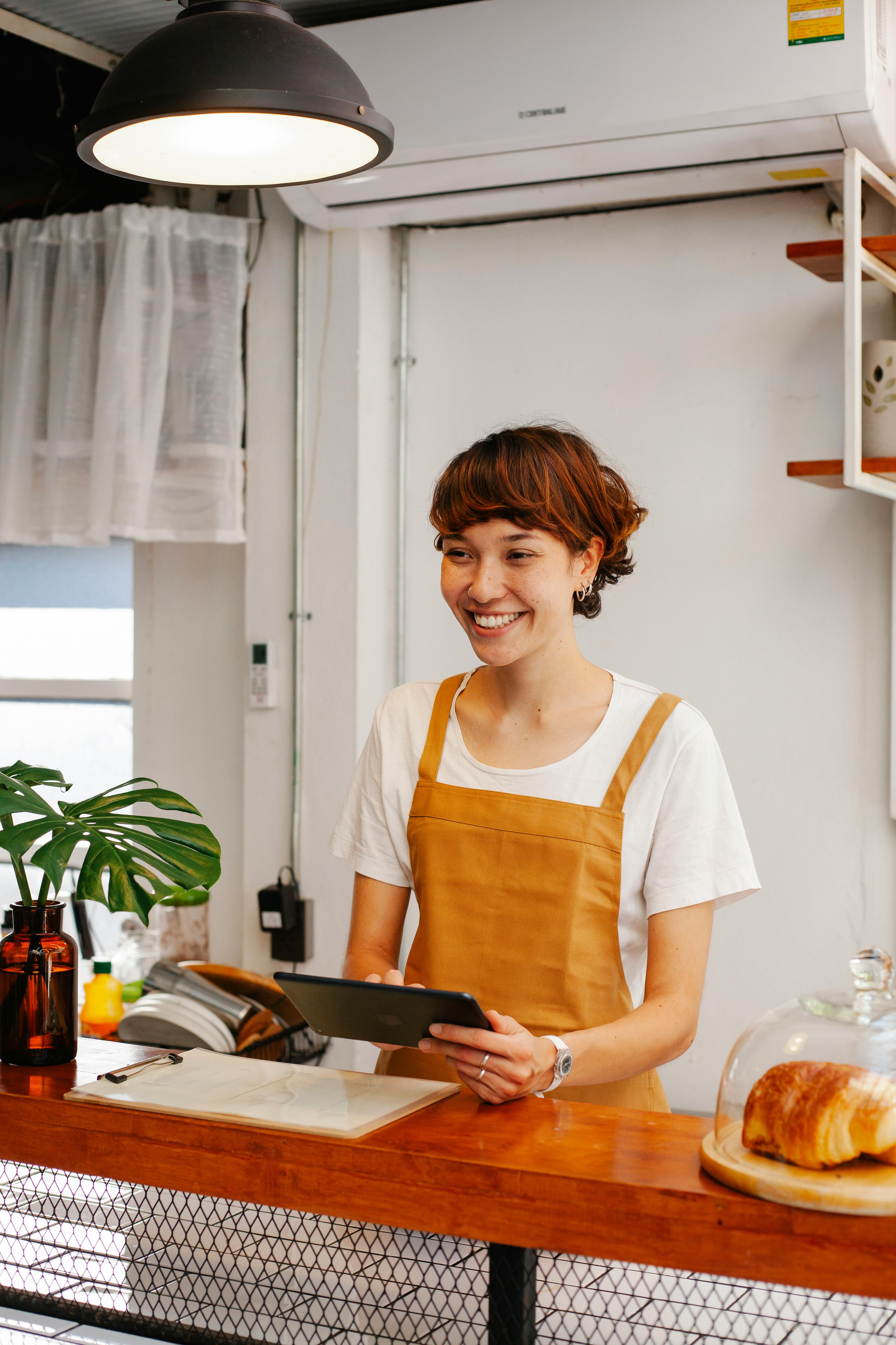 A happy waitress | Source: Pexels