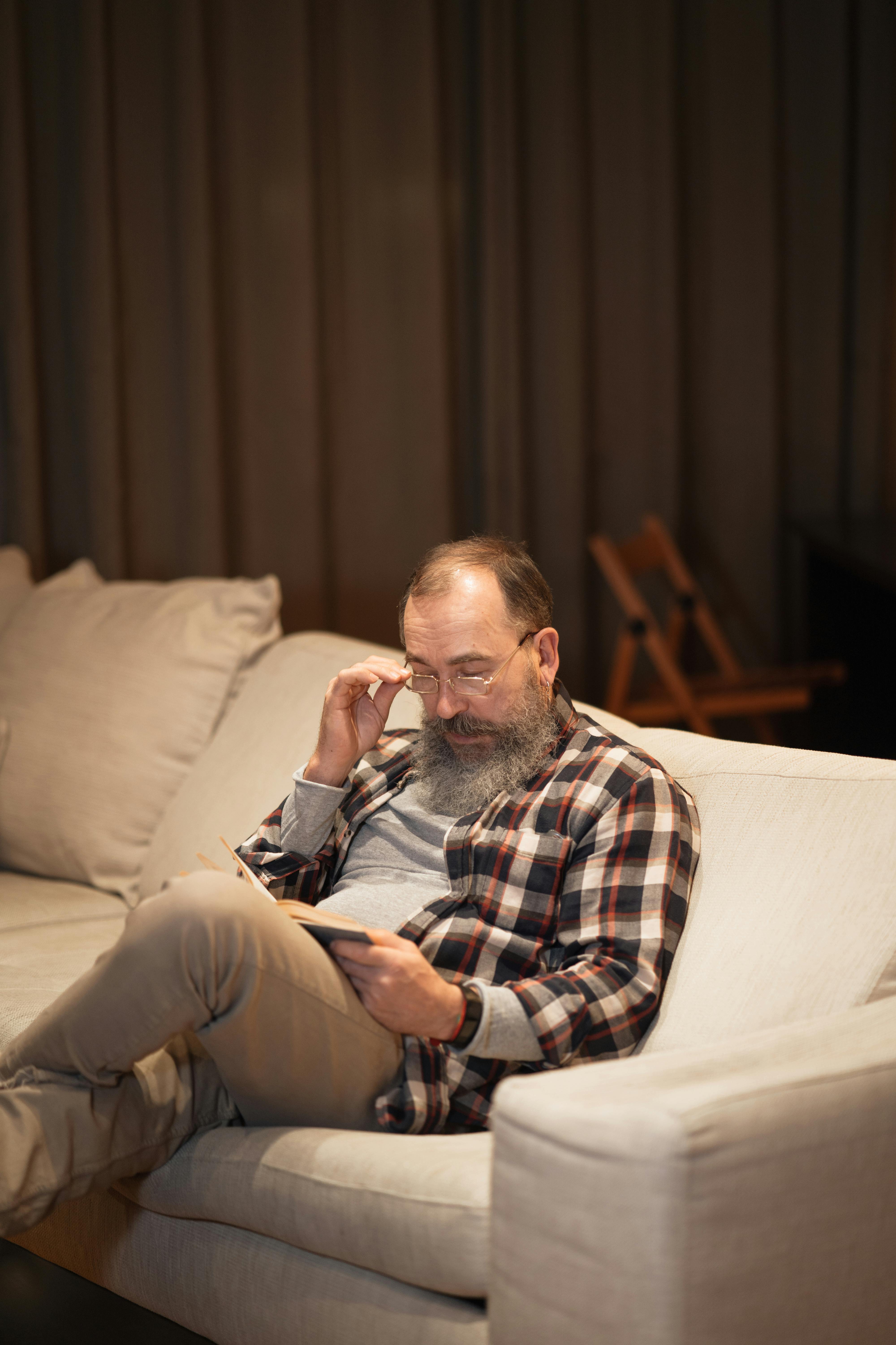 A senior man sitting on the couch at home | Source: Pexels