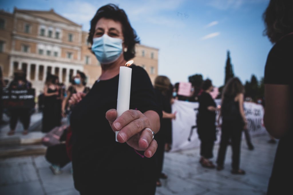 Une femme qui proteste contre le féminicide.| Photo : Getty Images
