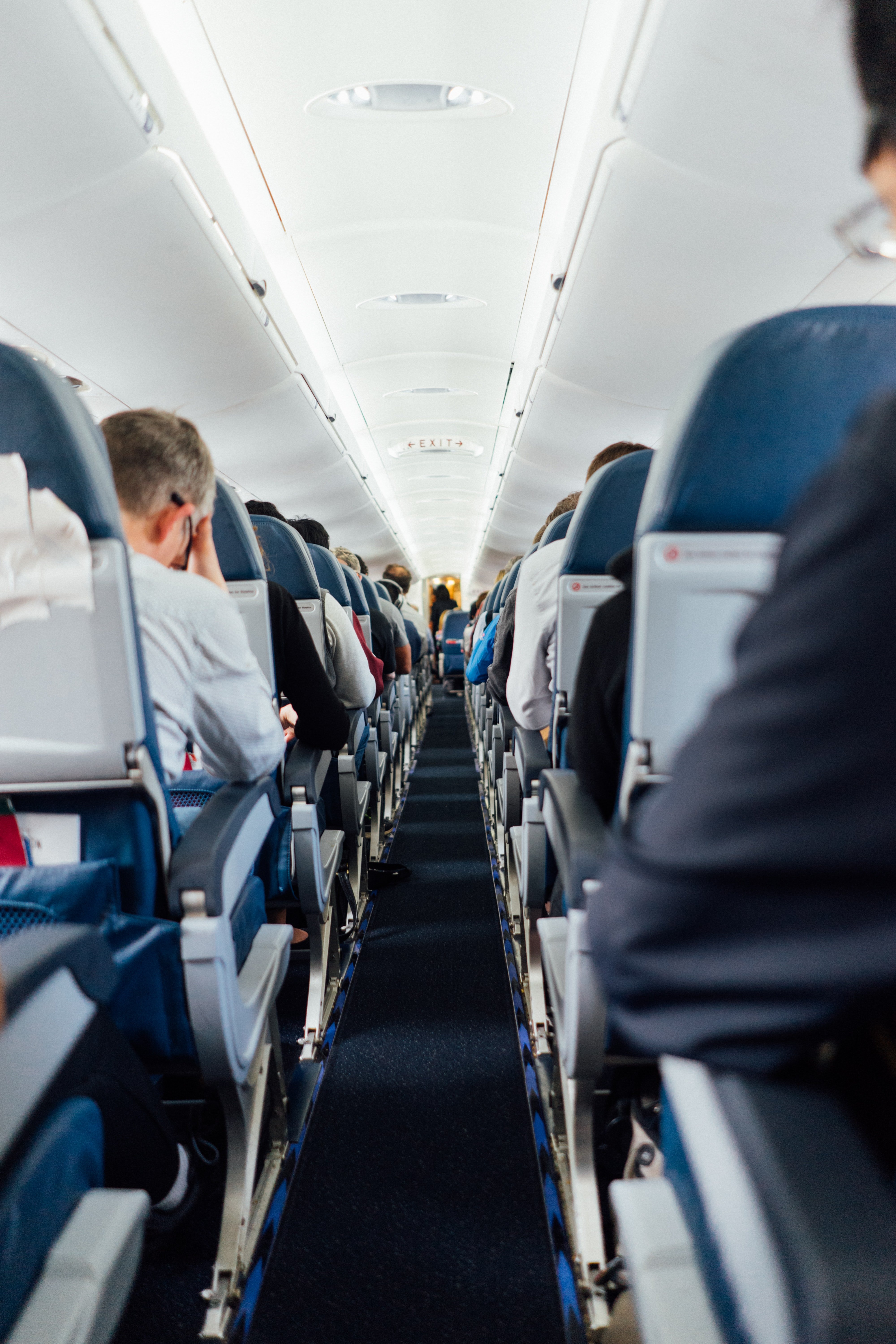 Passengers sit in an airplane waiting for take-off | Photo: Unsplash/Hanson Lu