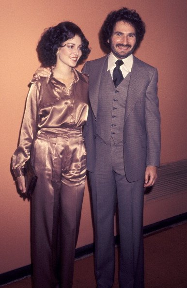  Gabe Kaplan and date Leigh Walsh attend ABC Affiliates Dinner on May 12, 1977 | Photo: Getty Images