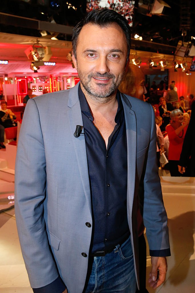 L'animateur télé Frédéric Lopez présente l'émission "Voyage en terre inconnue" lors de l'émission 'Vivement Dimanche' au Pavillon Gabriel le 26 novembre 2014 à Paris, France. | Photo : Getty Images