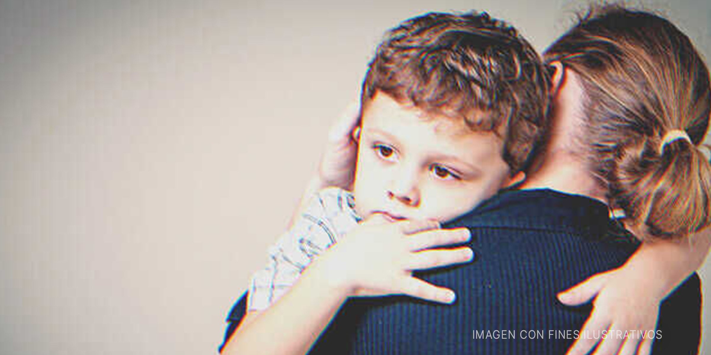 Niño en brazos de su madre | Foto: Shutterstock 