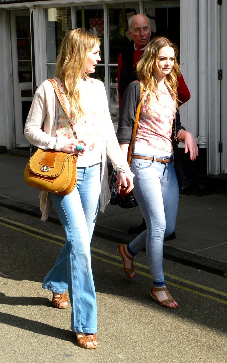 Madre e hija de compras. | Imagen: Wikimedia Commons
