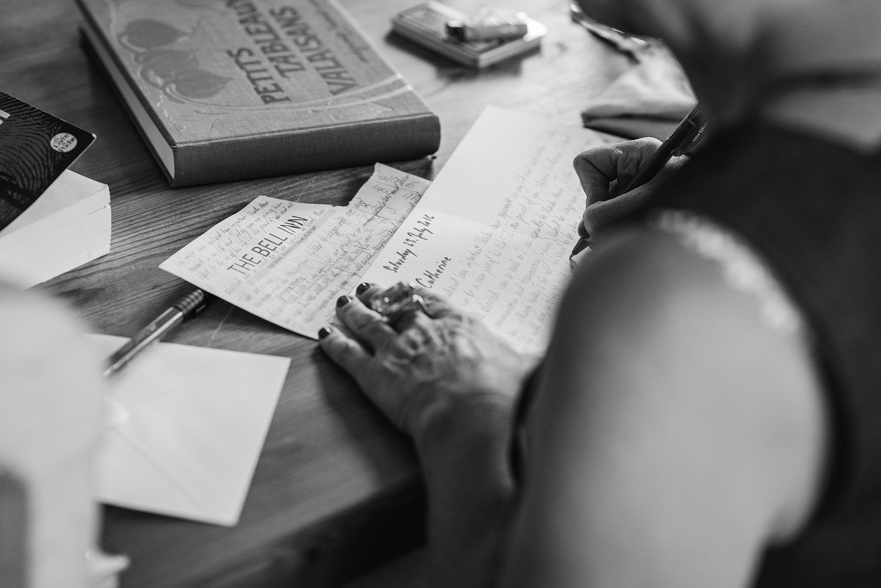 Mujer escribiendo una carta. | Foto: Pixabay