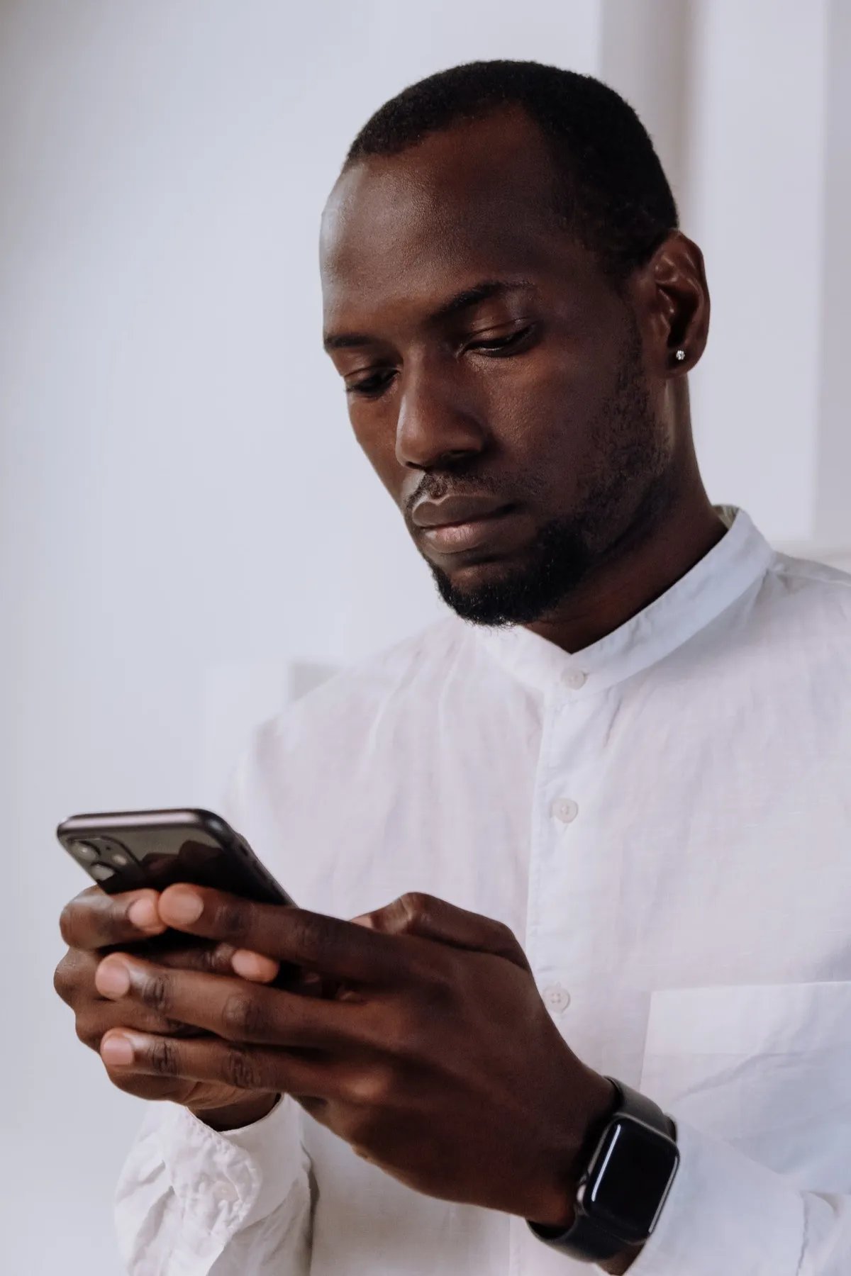 Homme regardant son téléphone | Source : Pexels