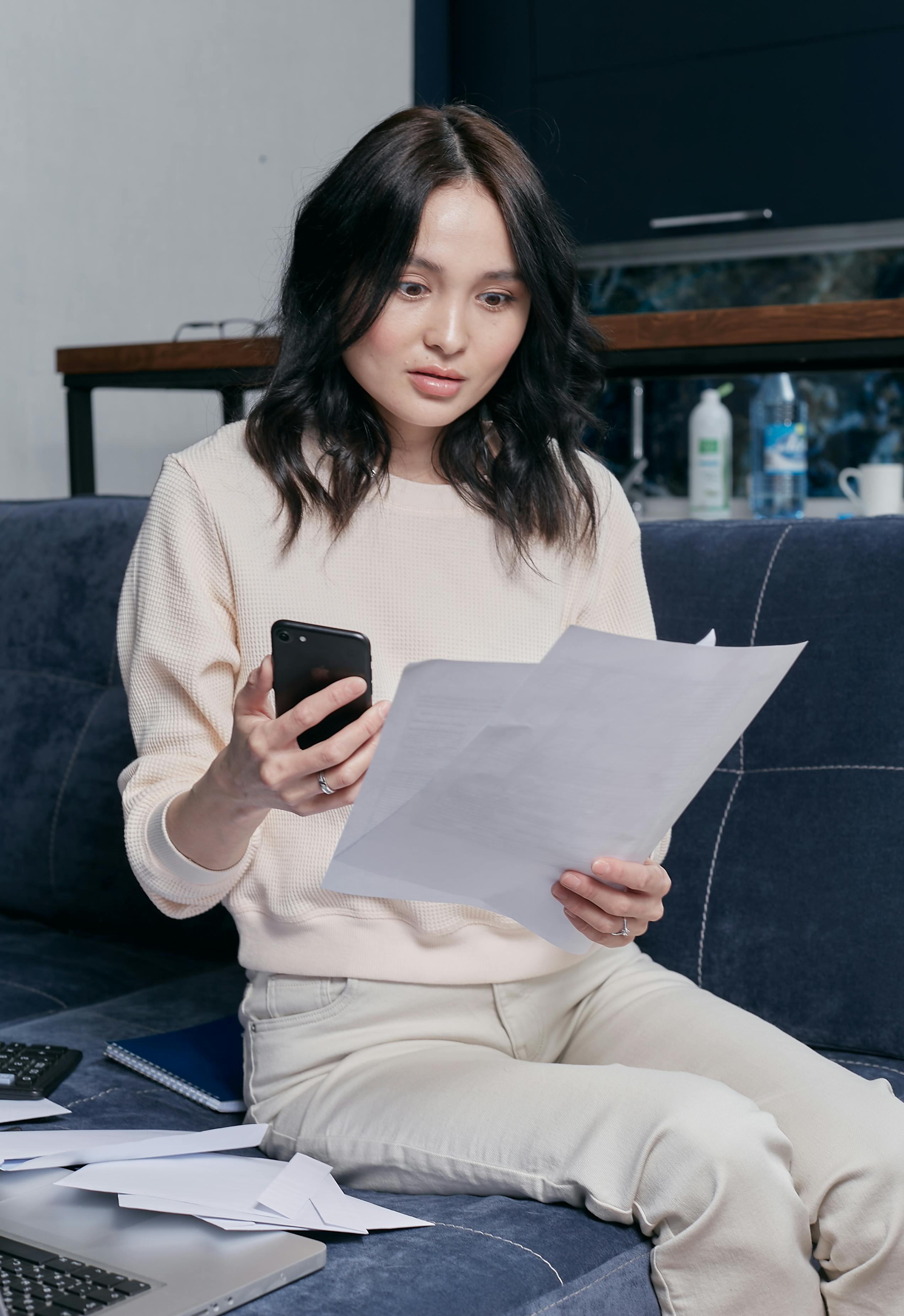 A woman reading letters | Source: Pexels