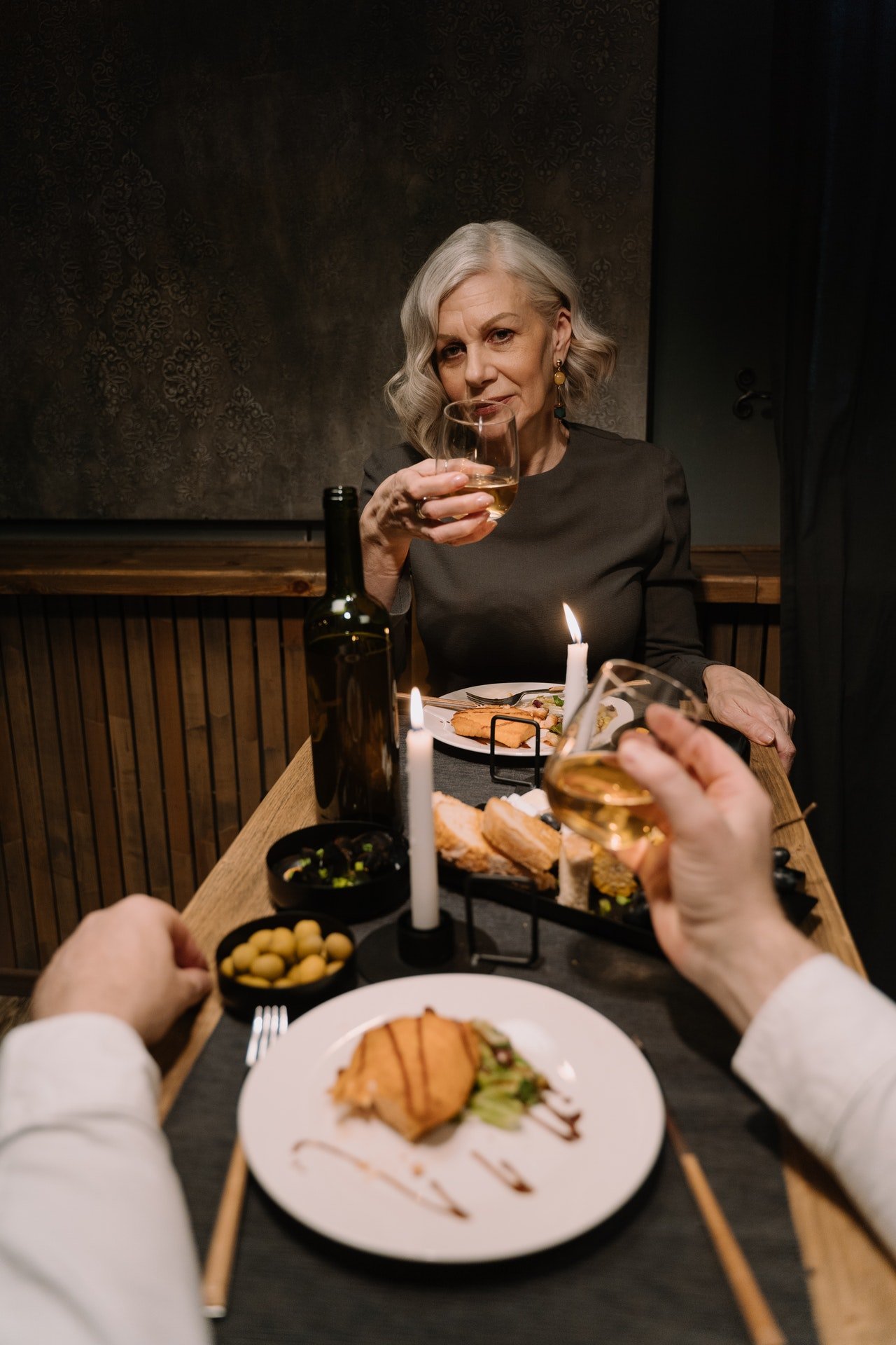 Una mujer durante una cena. | Foto: Pexels