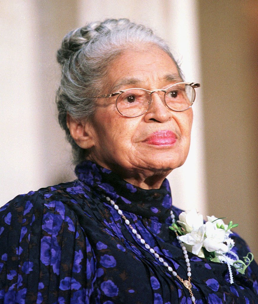 Rosa Parks receives the Congressional Gold Medal in Statuary Hall in the Capitol Building, Washington, DC, on June 14, 1999. | Photo: Getty Images